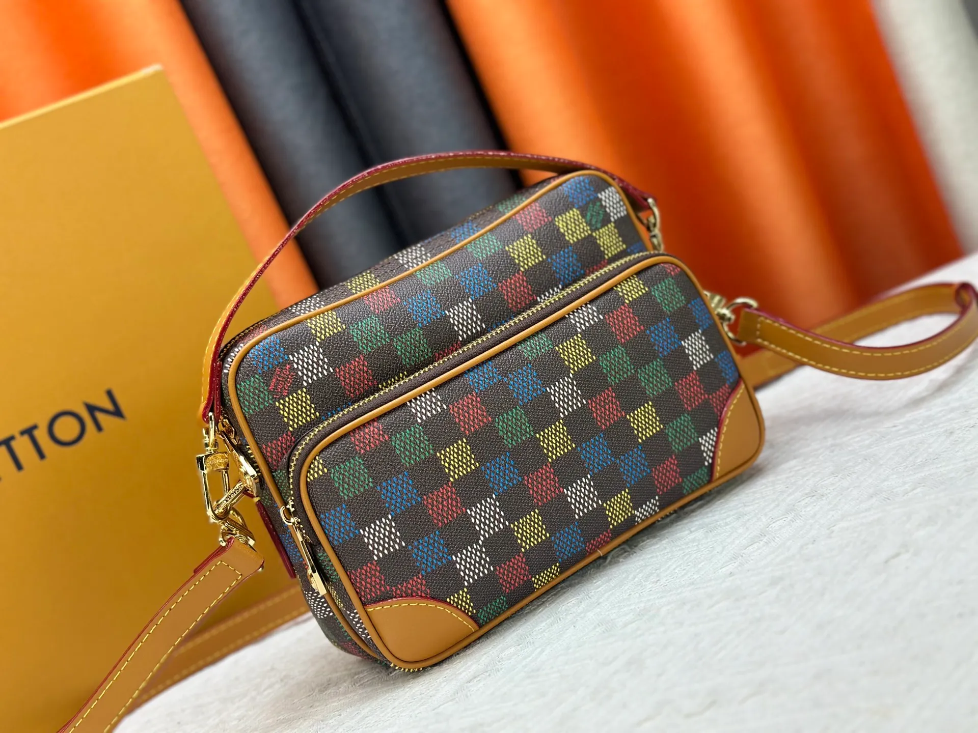 P260 Upgraded original M13987 M14016 M14988 M26068 M15296 M14682 M14025 This Nil handbag shines with the elegant luster of cow leather, and the Louis Vuitton Paris patch is fixed on the front with beaded rivets. The side lock buckle highlights the urban style, and the main compartment zipper pull is embellished with LV lettering. Dimensions: 25.0 x 17.5 x 11.0 cm (length x height x width)