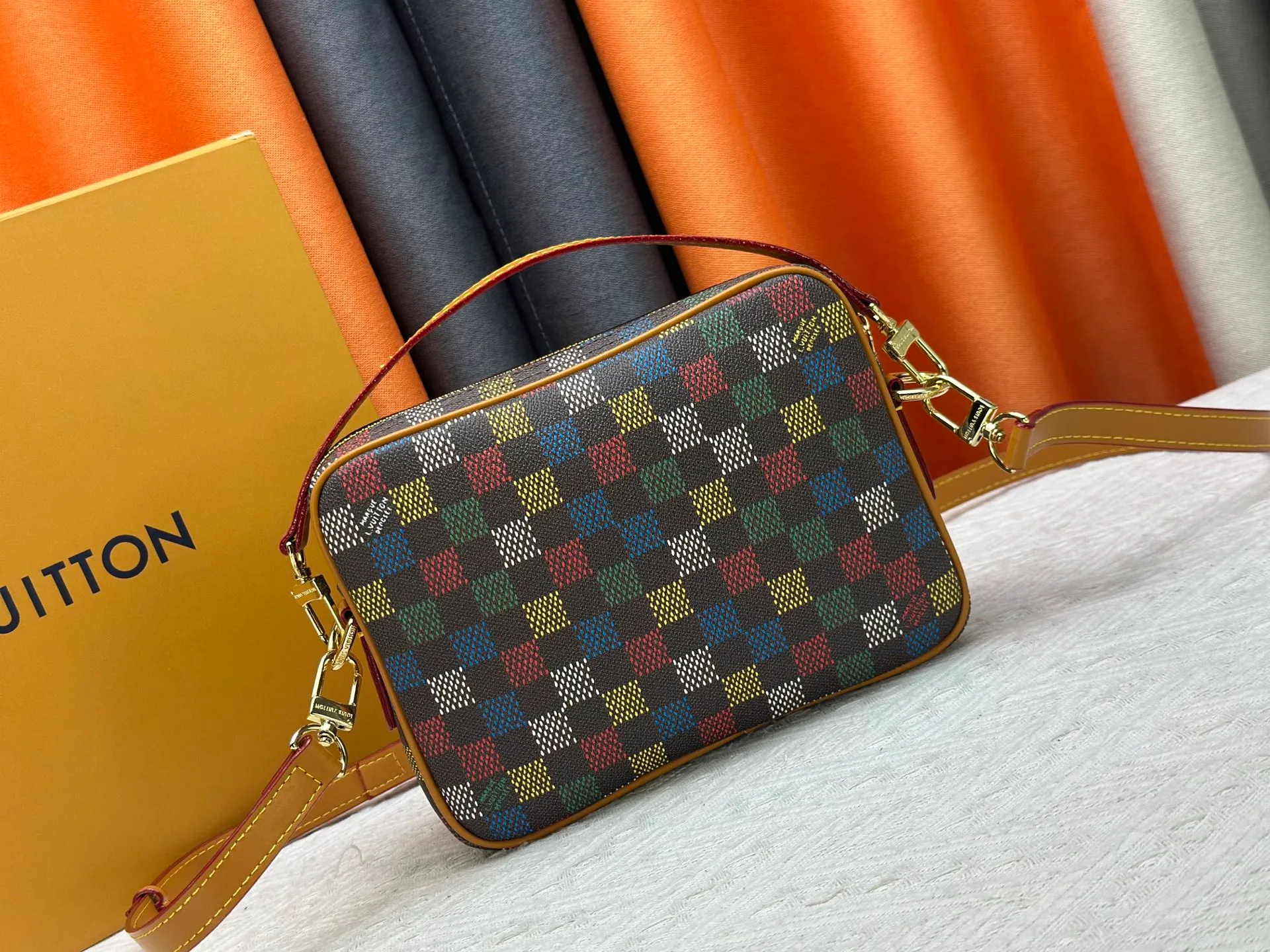 P260 Upgraded original M13987 M14016 M14988 M26068 M15296 M14682 M14025 This Nil handbag shines with the elegant luster of cow leather, and the Louis Vuitton Paris patch is fixed on the front with beaded rivets. The side lock buckle highlights the urban style, and the main compartment zipper pull is embellished with LV lettering. Dimensions: 25.0 x 17.5 x 11.0 cm (length x height x width)