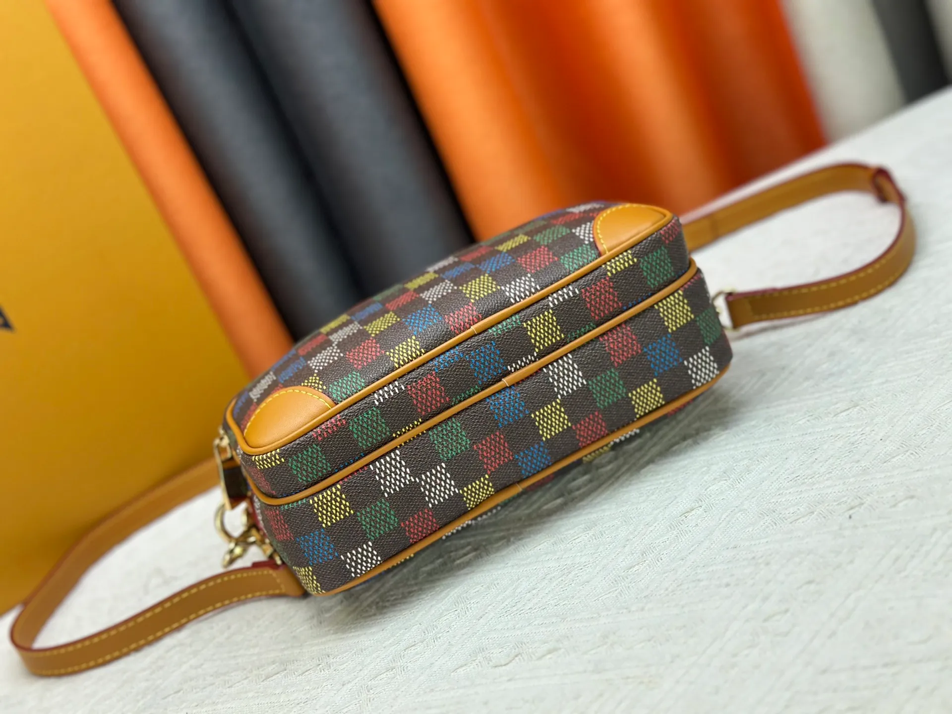 P260 Upgraded original M13987 M14016 M14988 M26068 M15296 M14682 M14025 This Nil handbag shines with the elegant luster of cow leather, and the Louis Vuitton Paris patch is fixed on the front with beaded rivets. The side lock buckle highlights the urban style, and the main compartment zipper pull is embellished with LV lettering. Dimensions: 25.0 x 17.5 x 11.0 cm (length x height x width)