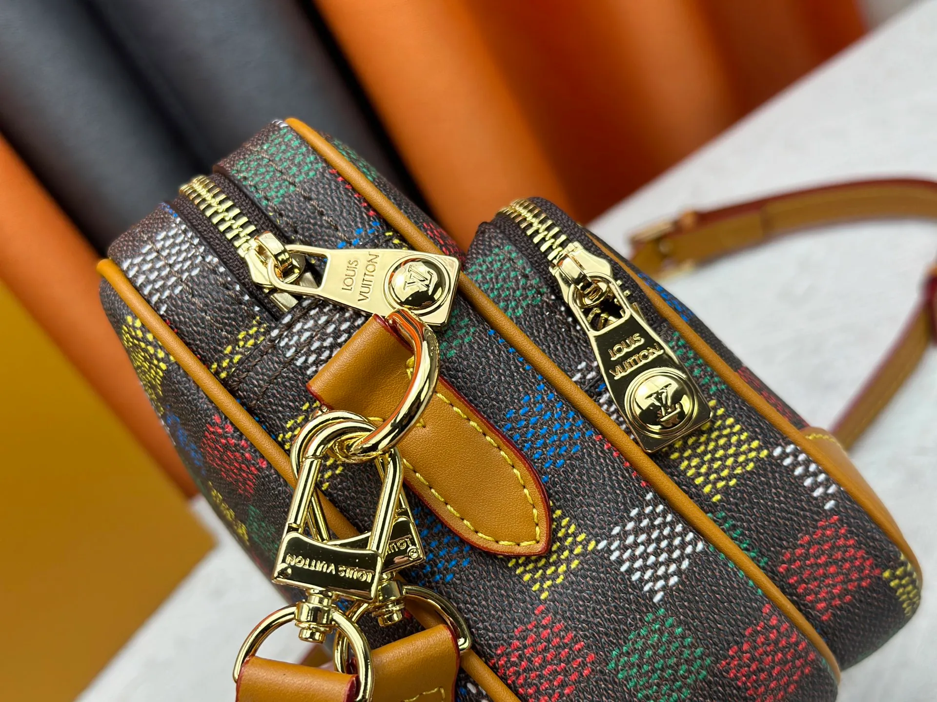 P260 Upgraded original M13987 M14016 M14988 M26068 M15296 M14682 M14025 This Nil handbag shines with the elegant luster of cow leather, and the Louis Vuitton Paris patch is fixed on the front with beaded rivets. The side lock buckle highlights the urban style, and the main compartment zipper pull is embellished with LV lettering. Dimensions: 25.0 x 17.5 x 11.0 cm (length x height x width)