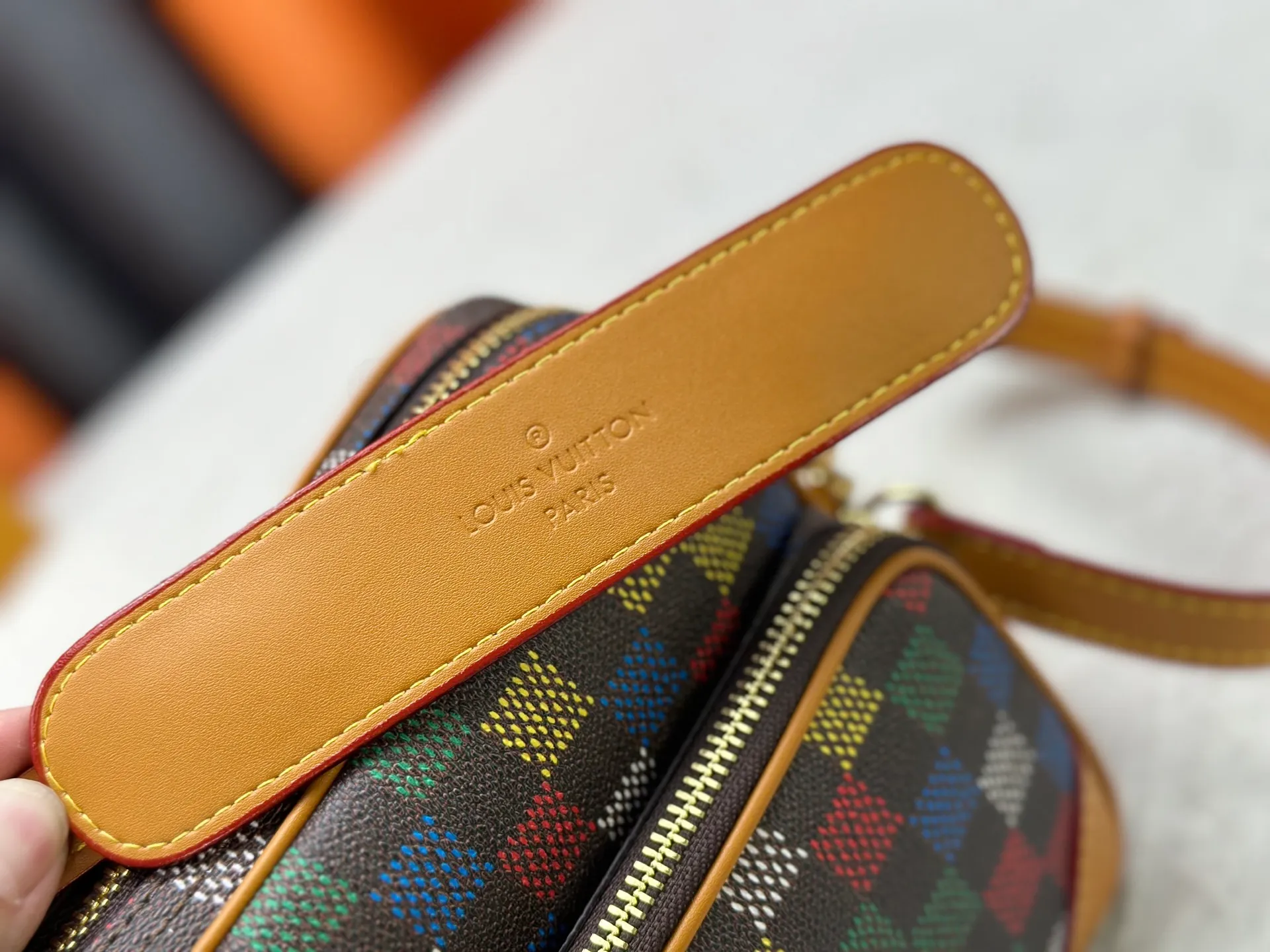 P260 Upgraded original M13987 M14016 M14988 M26068 M15296 M14682 M14025 This Nil handbag shines with the elegant luster of cow leather, and the Louis Vuitton Paris patch is fixed on the front with beaded rivets. The side lock buckle highlights the urban style, and the main compartment zipper pull is embellished with LV lettering. Dimensions: 25.0 x 17.5 x 11.0 cm (length x height x width)
