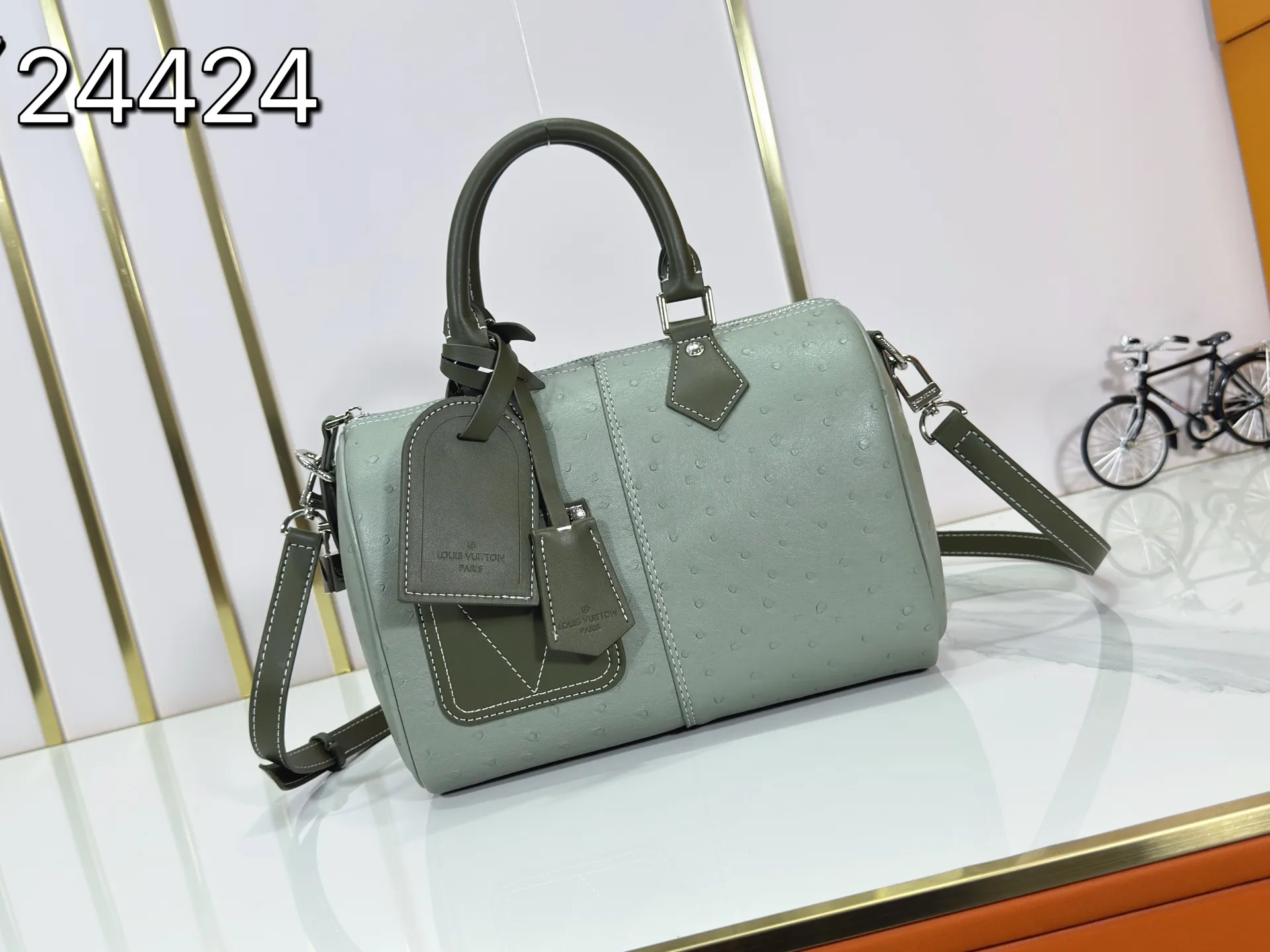 P300 Upgraded original M24420 M24441 M24424 This model has ostrich leather pattern. The Speedy Bandoulière 25 Monogram Leather handbag is made of soft cow leather and uses Monogram pattern to reproduce the elegant look and feel of canvas printing. Dazzling metal hardware, sheepskin lining and nameplate all reflect Creative Director Pharrell Williams' relentless attention to detail. 25x15x15cm (length x height x width)