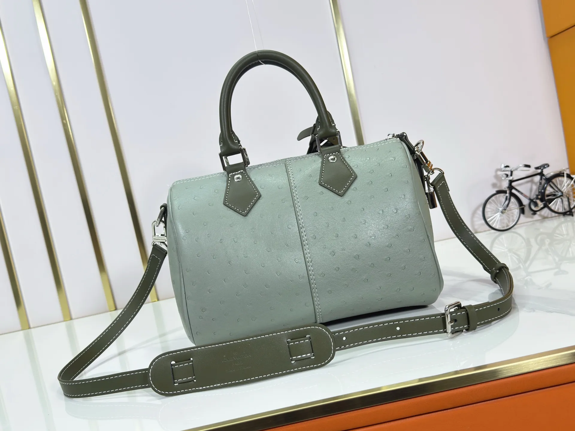 P300 Upgraded original M24420 M24441 M24424 This model has ostrich leather pattern. The Speedy Bandoulière 25 Monogram Leather handbag is made of soft cow leather and uses Monogram pattern to reproduce the elegant look and feel of canvas printing. Dazzling metal hardware, sheepskin lining and nameplate all reflect Creative Director Pharrell Williams' relentless attention to detail. 25x15x15cm (length x height x width)