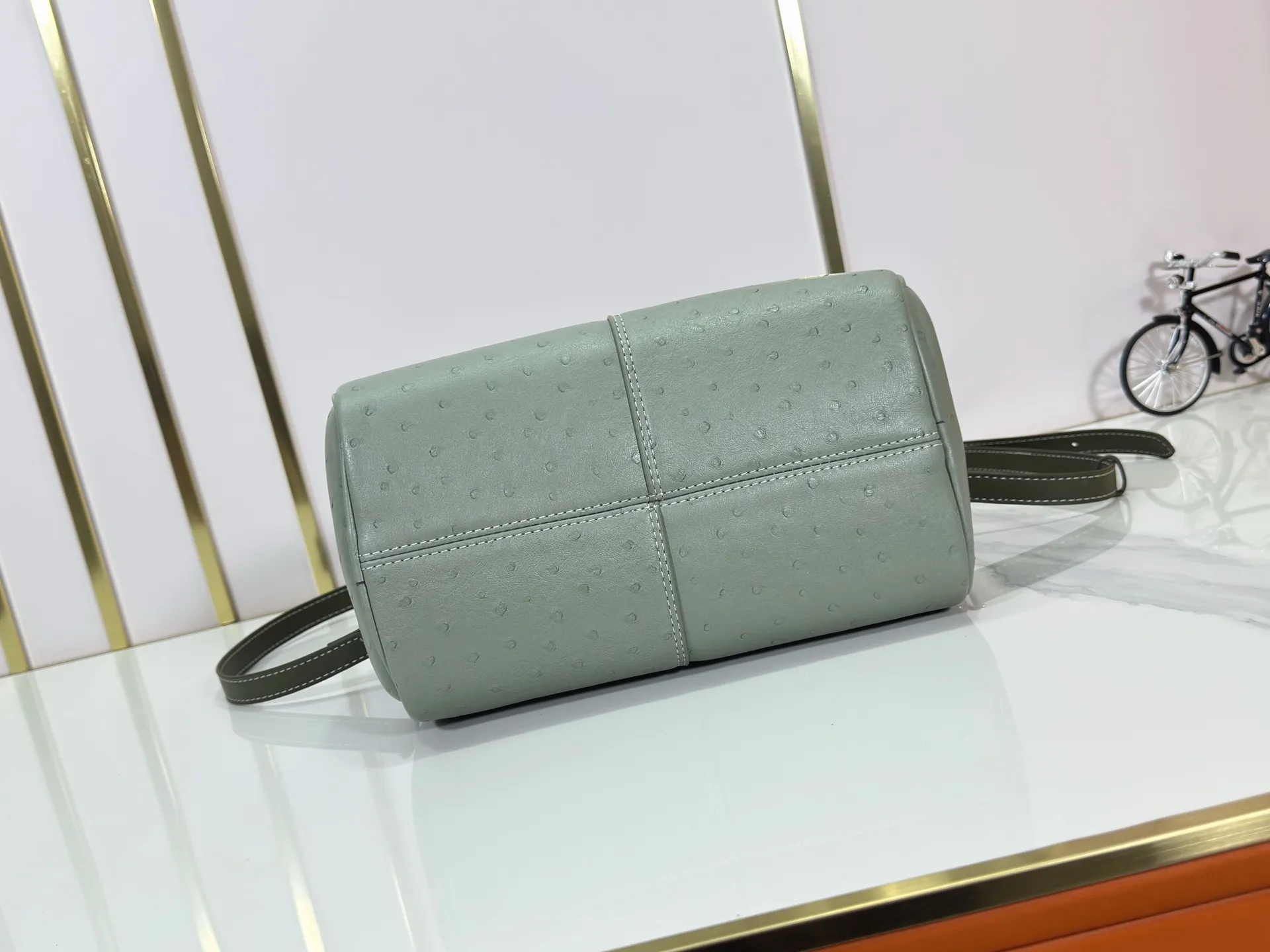 P300 Upgraded original M24420 M24441 M24424 This model has ostrich leather pattern. The Speedy Bandoulière 25 Monogram Leather handbag is made of soft cow leather and uses Monogram pattern to reproduce the elegant look and feel of canvas printing. Dazzling metal hardware, sheepskin lining and nameplate all reflect Creative Director Pharrell Williams' relentless attention to detail. 25x15x15cm (length x height x width)