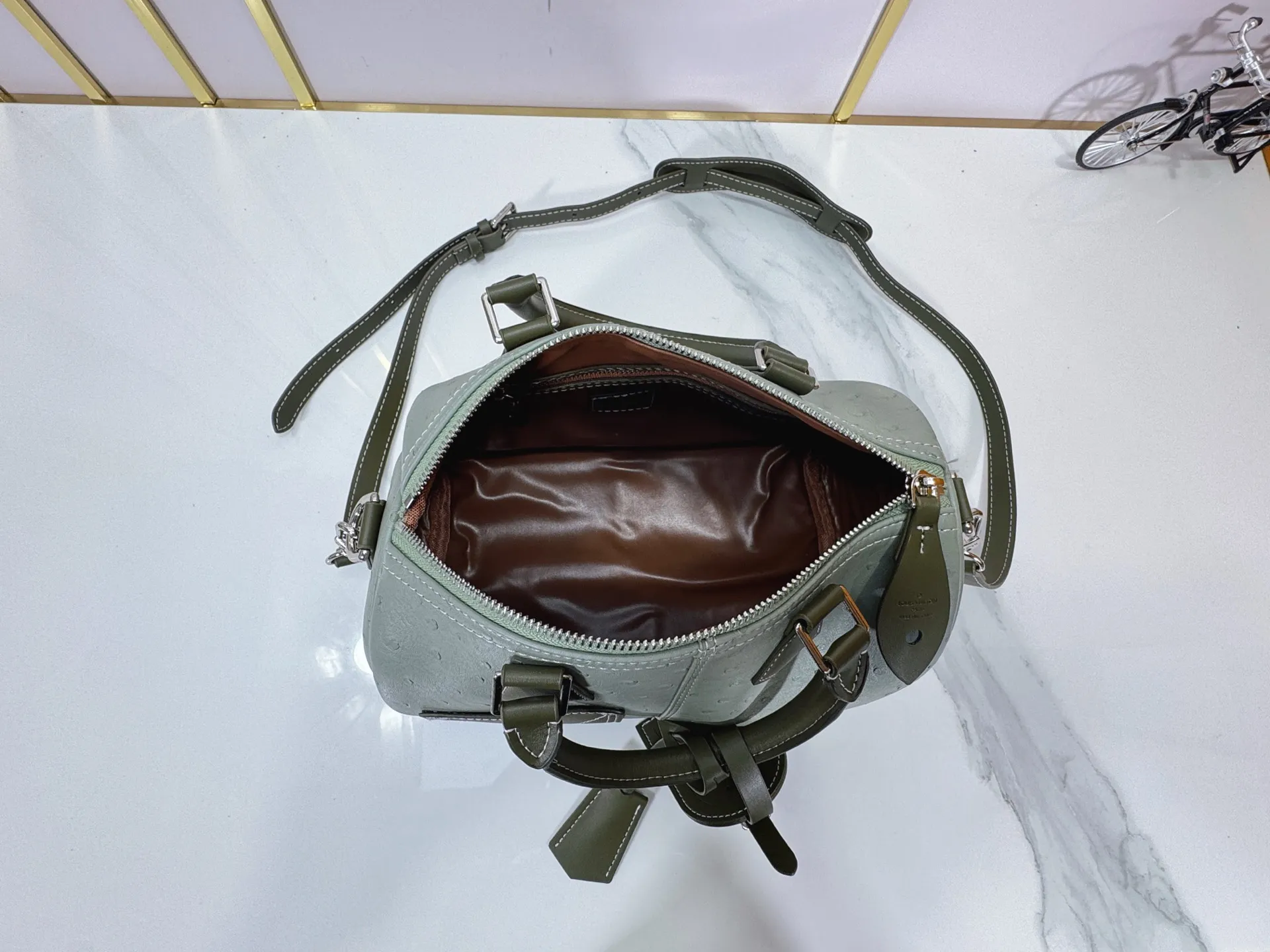 P300 Upgraded original M24420 M24441 M24424 This model has ostrich leather pattern. The Speedy Bandoulière 25 Monogram Leather handbag is made of soft cow leather and uses Monogram pattern to reproduce the elegant look and feel of canvas printing. Dazzling metal hardware, sheepskin lining and nameplate all reflect Creative Director Pharrell Williams' relentless attention to detail. 25x15x15cm (length x height x width)