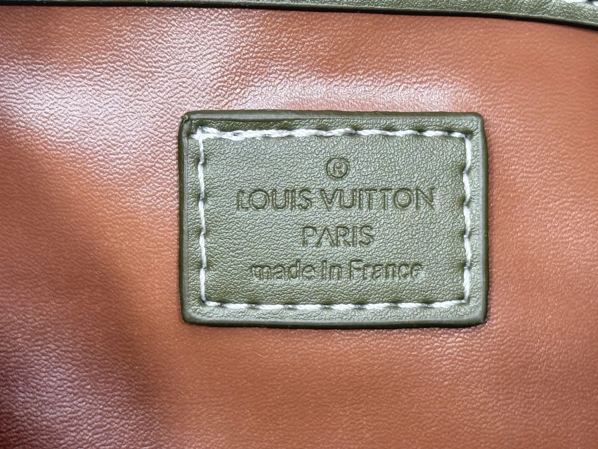 P300 Upgraded original M24420 M24441 M24424 This model has ostrich leather pattern. The Speedy Bandoulière 25 Monogram Leather handbag is made of soft cow leather and uses Monogram pattern to reproduce the elegant look and feel of canvas printing. Dazzling metal hardware, sheepskin lining and nameplate all reflect Creative Director Pharrell Williams' relentless attention to detail. 25x15x15cm (length x height x width)