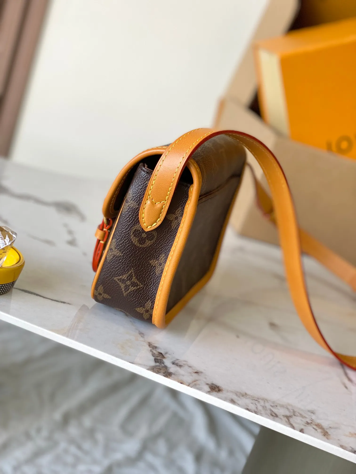 p1360 [Special grade MB163c chip version original leather] This Satchel mini handbag is released Model: M26805 Material: A-grade all-steel hardware, imported original fabric Packaging: full set of original duty-free MB packaging Size: 15*6*19.5CM