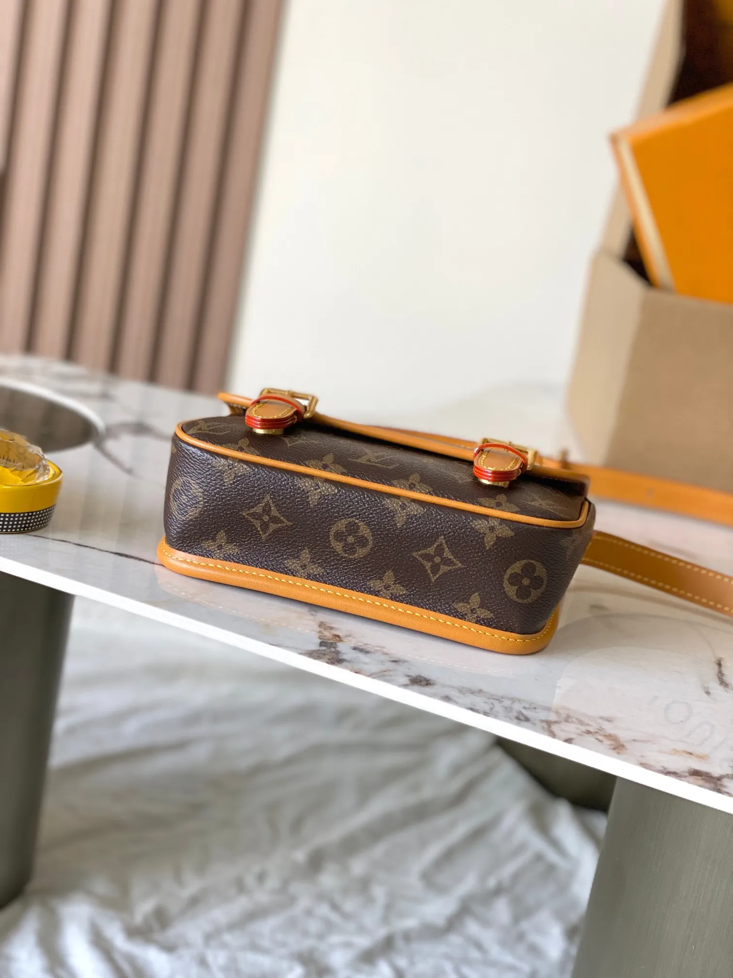 p1360 [Special grade MB163c chip version original leather] This Satchel mini handbag is released Model: M26805 Material: A-grade all-steel hardware, imported original fabric Packaging: full set of original duty-free MB packaging Size: 15*6*19.5CM