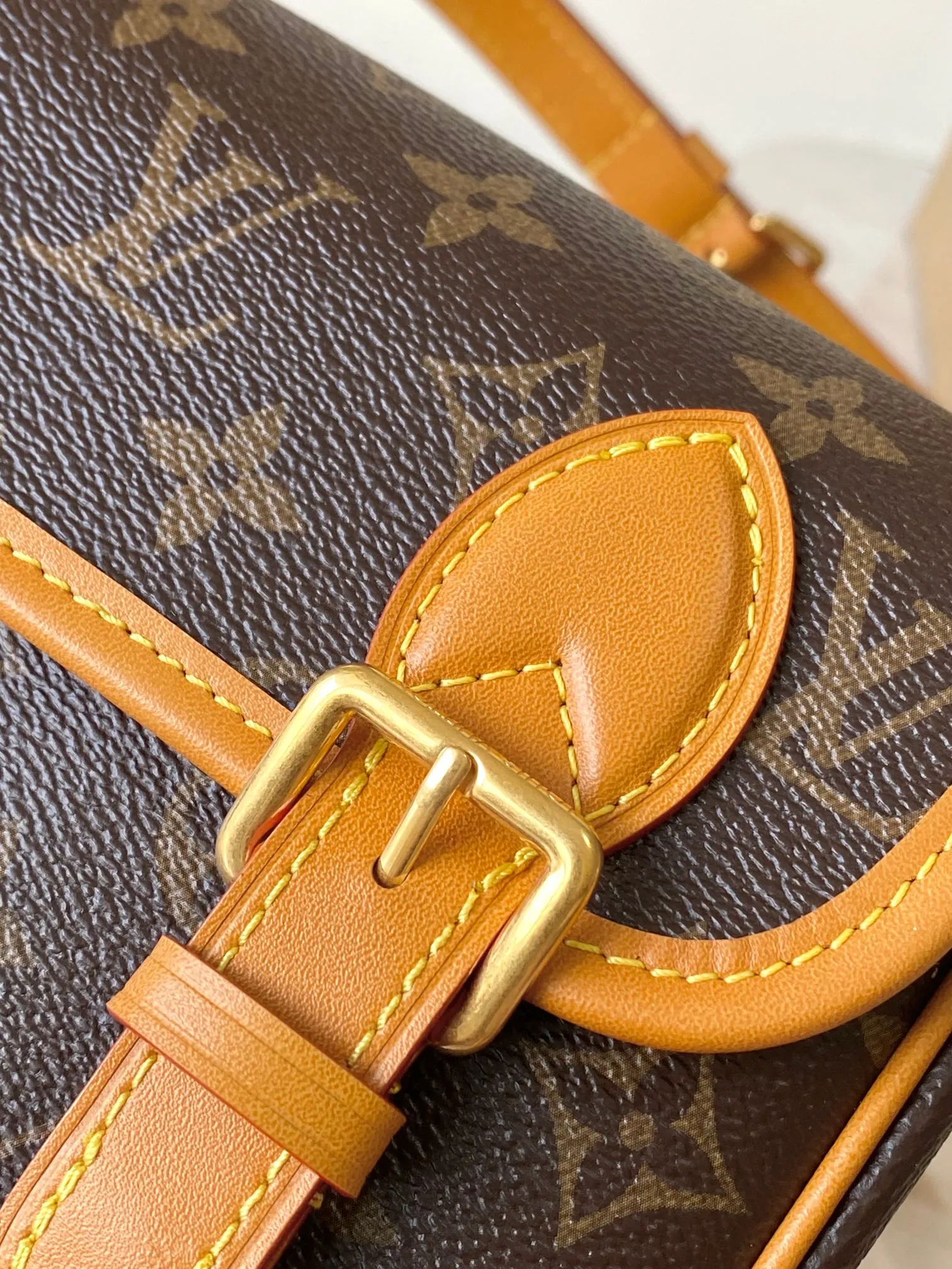 p1360 [Special grade MB163c chip version original leather] This Satchel mini handbag is released Model: M26805 Material: A-grade all-steel hardware, imported original fabric Packaging: full set of original duty-free MB packaging Size: 15*6*19.5CM