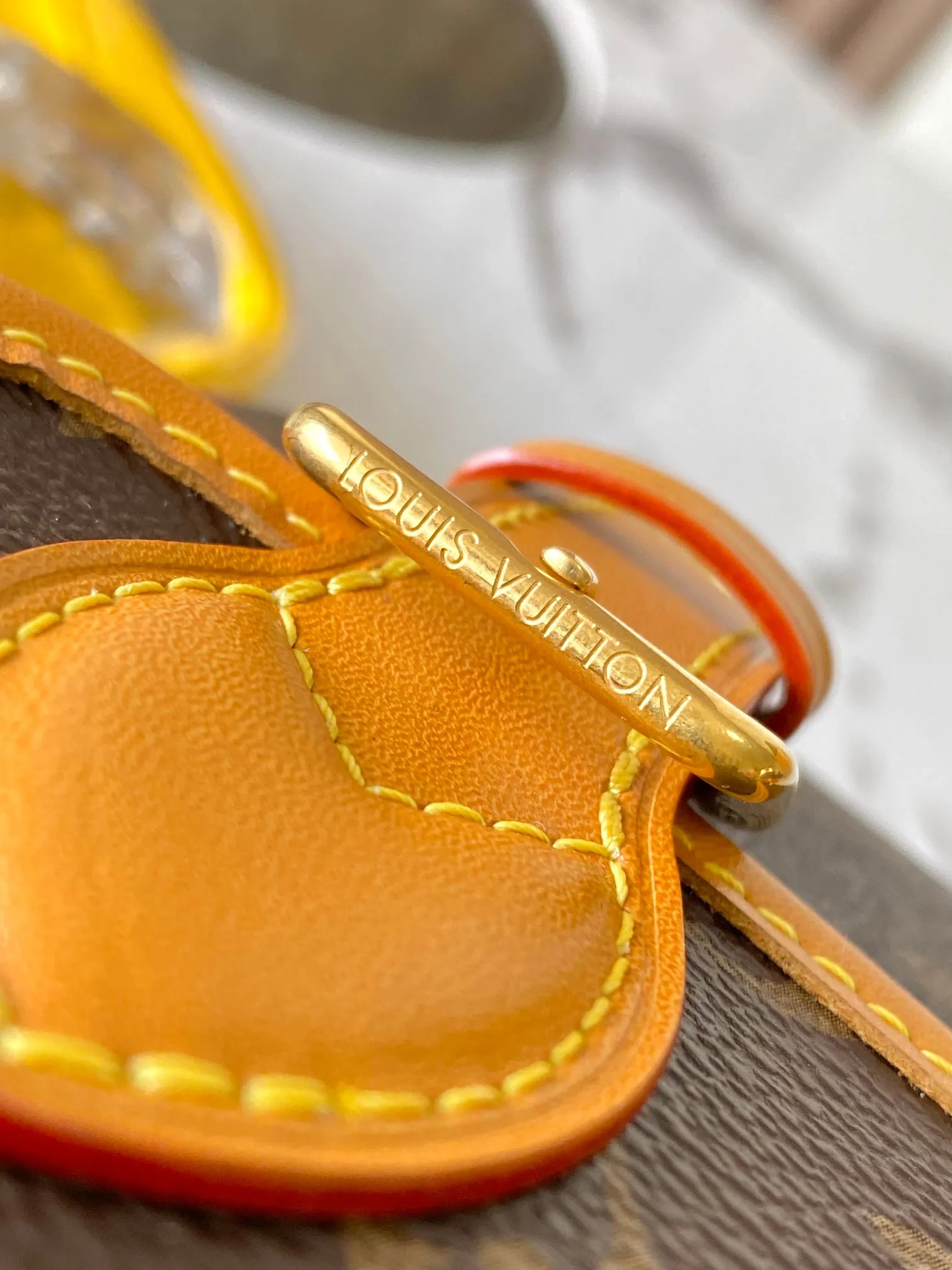 p1360 [Special grade MB163c chip version original leather] This Satchel mini handbag is released Model: M26805 Material: A-grade all-steel hardware, imported original fabric Packaging: full set of original duty-free MB packaging Size: 15*6*19.5CM