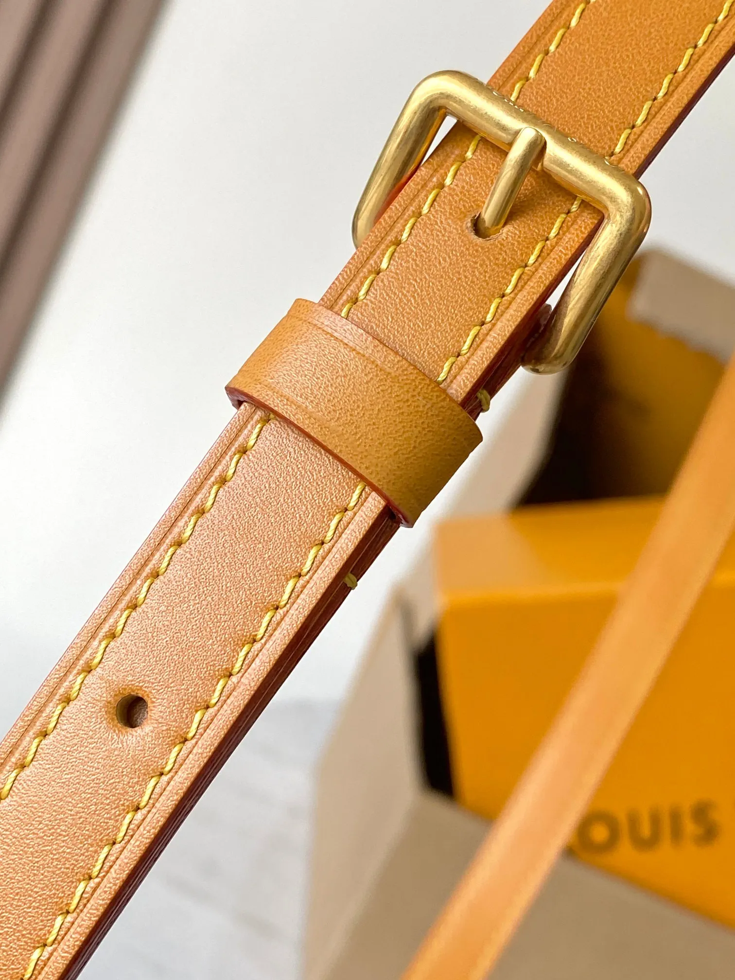 p1360 [Special grade MB163c chip version original leather] This Satchel mini handbag is released Model: M26805 Material: A-grade all-steel hardware, imported original fabric Packaging: full set of original duty-free MB packaging Size: 15*6*19.5CM