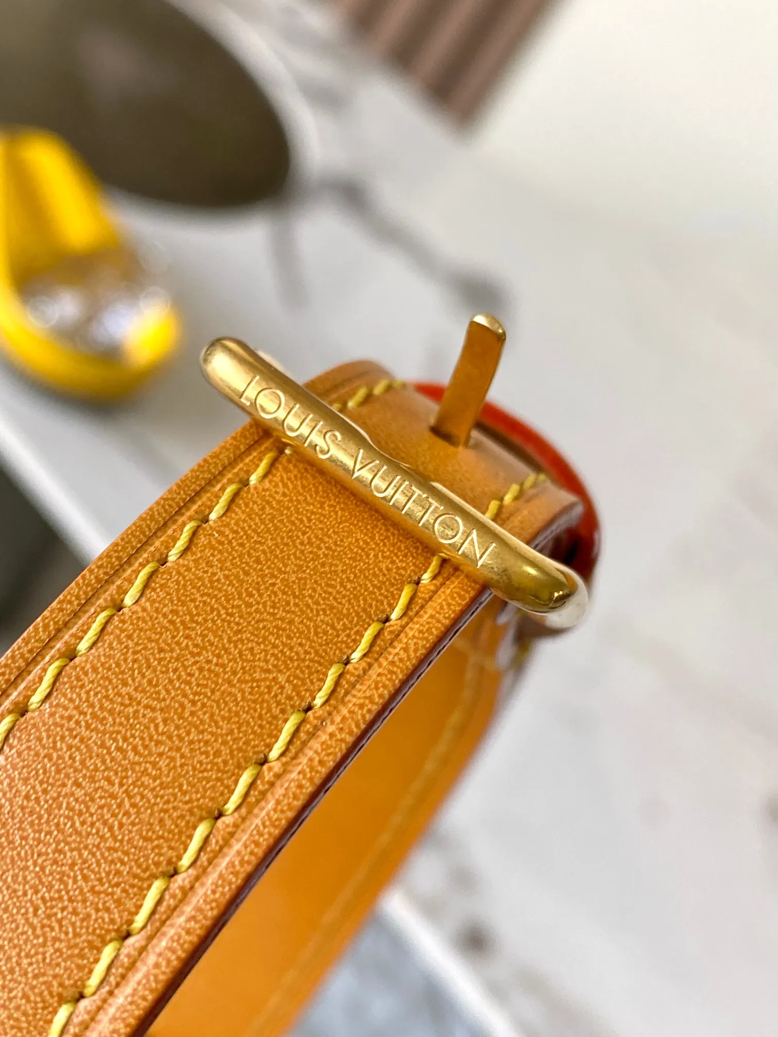 p1360 [Special grade MB163c chip version original leather] This Satchel mini handbag is released Model: M26805 Material: A-grade all-steel hardware, imported original fabric Packaging: full set of original duty-free MB packaging Size: 15*6*19.5CM