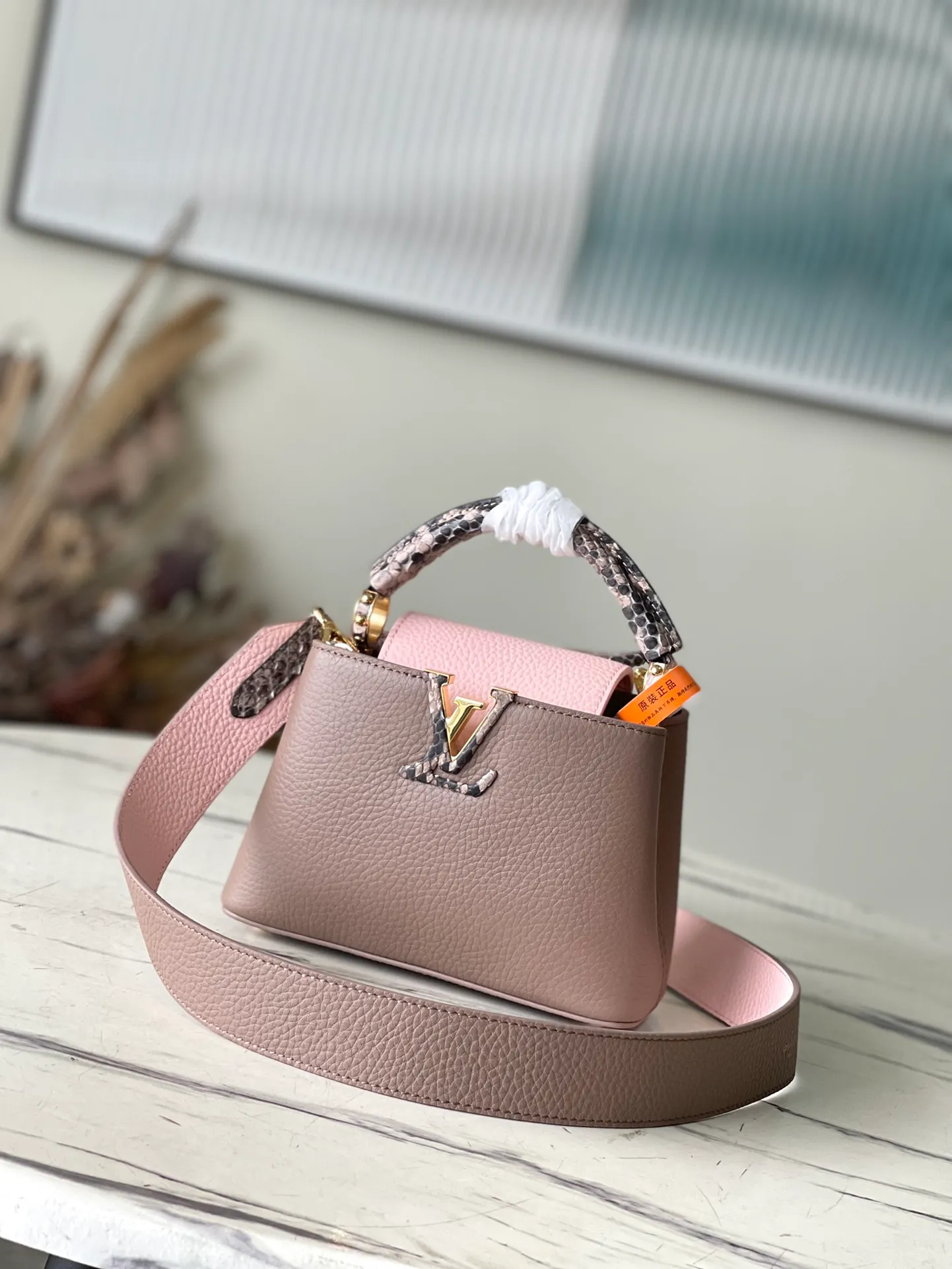 💰2100 (Special Grade Original Leather) M99336 Color Matching Mini Capucines Handbag with Python Gold Buckle The Spring Capucines BB handbag is dipped in soft tones, and the handles and logo release the exotic feel of python skin. The removable wide shoulder strap and top handle allow for a variety of carrying options, making it ideal for day and night situations. Detailed features21.0 x 14.0 x 8.0 cm