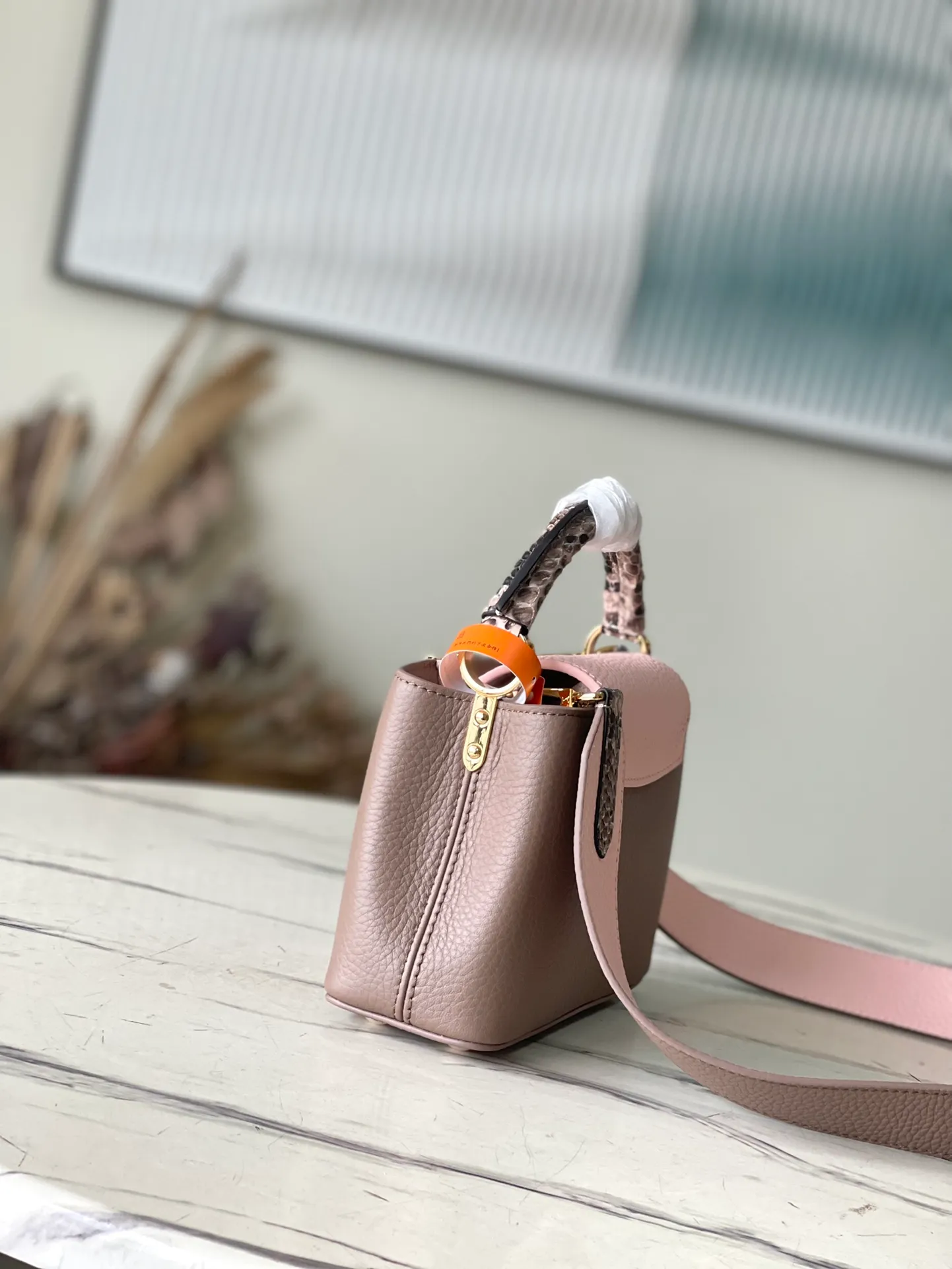 💰2100 (Special Grade Original Leather) M99336 Color Matching Mini Capucines Handbag with Python Gold Buckle The Spring Capucines BB handbag is dipped in soft tones, and the handles and logo release the exotic feel of python skin. The removable wide shoulder strap and top handle allow for a variety of carrying options, making it ideal for day and night situations. Detailed features21.0 x 14.0 x 8.0 cm