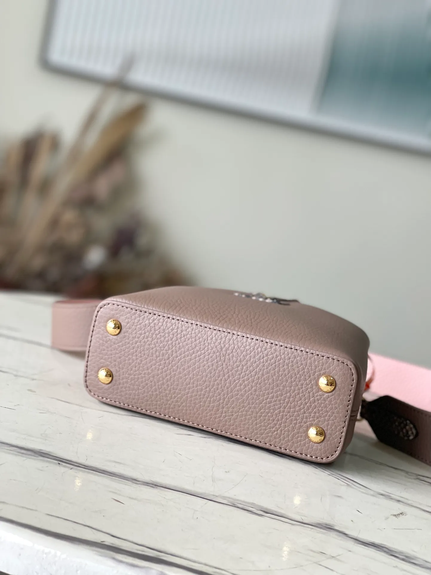 💰2100 (Special Grade Original Leather) M99336 Color Matching Mini Capucines Handbag with Python Gold Buckle The Spring Capucines BB handbag is dipped in soft tones, and the handles and logo release the exotic feel of python skin. The removable wide shoulder strap and top handle allow for a variety of carrying options, making it ideal for day and night situations. Detailed features21.0 x 14.0 x 8.0 cm