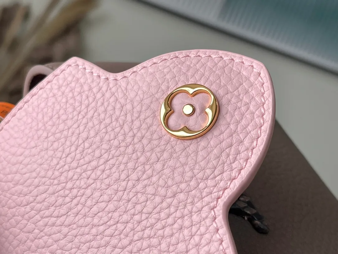 💰2100 (Special Grade Original Leather) M99336 Color Matching Mini Capucines Handbag with Python Gold Buckle The Spring Capucines BB handbag is dipped in soft tones, and the handles and logo release the exotic feel of python skin. The removable wide shoulder strap and top handle allow for a variety of carrying options, making it ideal for day and night situations. Detailed features21.0 x 14.0 x 8.0 cm