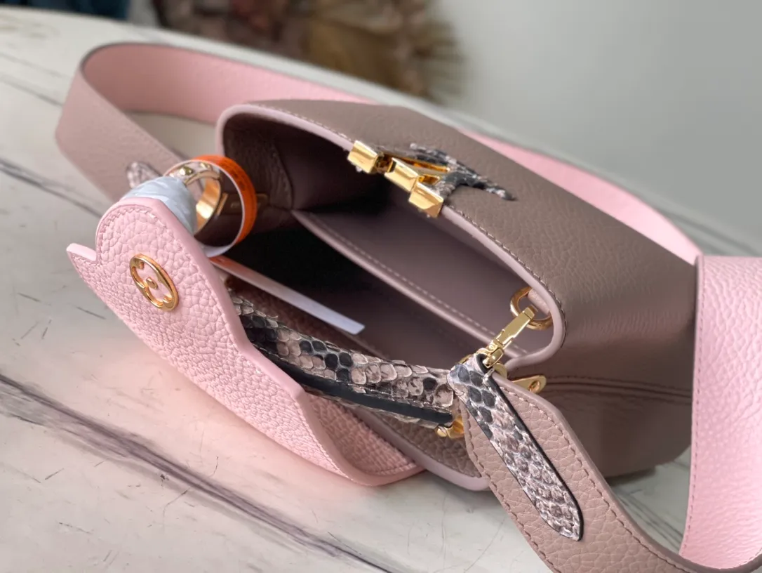 💰2100 (Special Grade Original Leather) M99336 Color Matching Mini Capucines Handbag with Python Gold Buckle The Spring Capucines BB handbag is dipped in soft tones, and the handles and logo release the exotic feel of python skin. The removable wide shoulder strap and top handle allow for a variety of carrying options, making it ideal for day and night situations. Detailed features21.0 x 14.0 x 8.0 cm