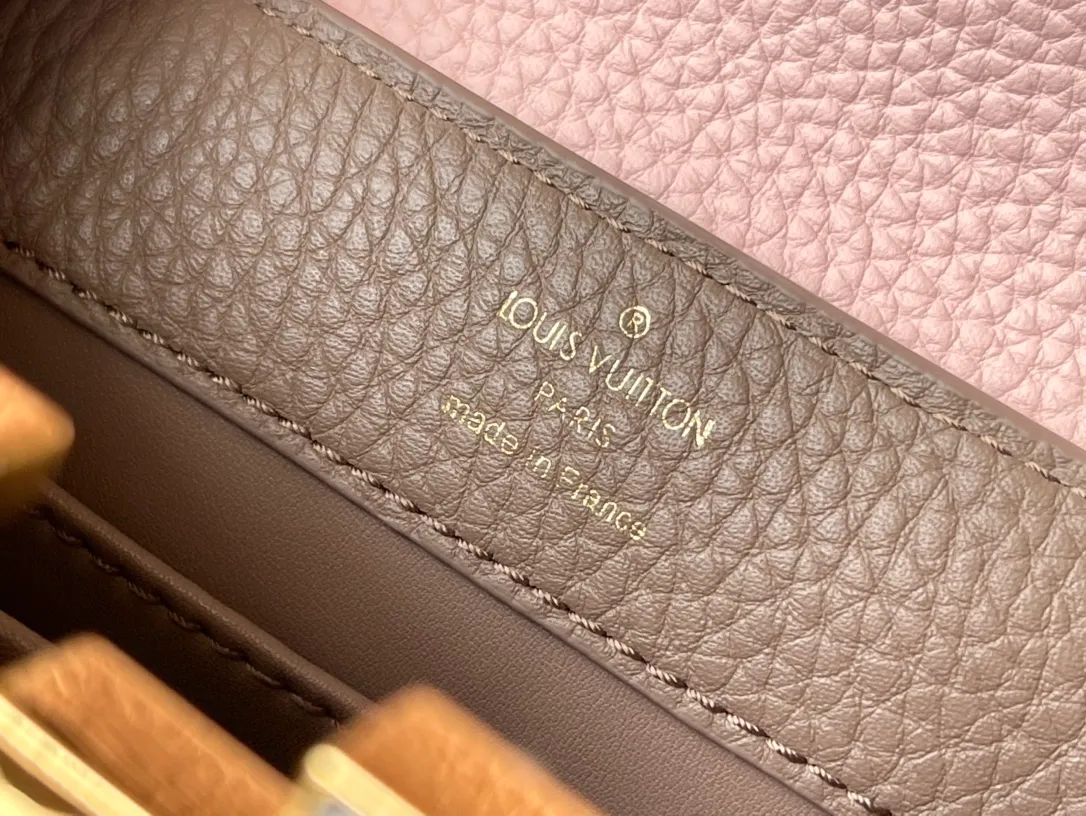 💰2100 (Special Grade Original Leather) M99336 Color Matching Mini Capucines Handbag with Python Gold Buckle The Spring Capucines BB handbag is dipped in soft tones, and the handles and logo release the exotic feel of python skin. The removable wide shoulder strap and top handle allow for a variety of carrying options, making it ideal for day and night situations. Detailed features21.0 x 14.0 x 8.0 cm