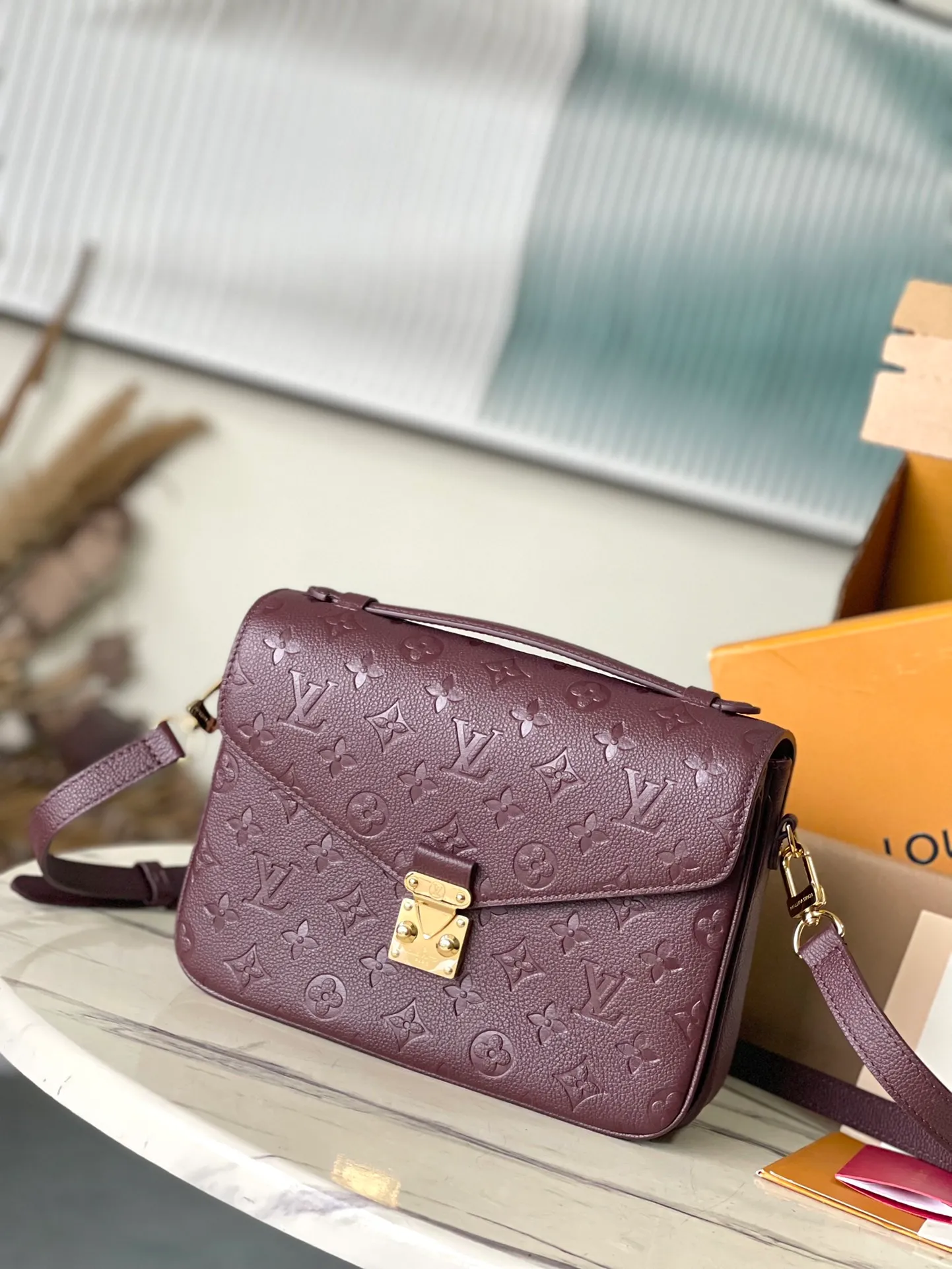 💰1040 (top layer leather) top original order M46613 supports counter inspection. The photos taken of duty-free goods are consistent with the product without opening the packaging. This product is an exclusive duty-free product in the market and is the highest-end product. Inspection is supported. This product has passed strict inspection and is flawless. Please wear gloves when touching the product. This product is not returnable or exchangeable. Please confirm the product first and then remove the label on the handle. This product is temporarily not open to the public, only for regular customers, and is in short supply. Dimensions: 25 x 19 x 7 cm