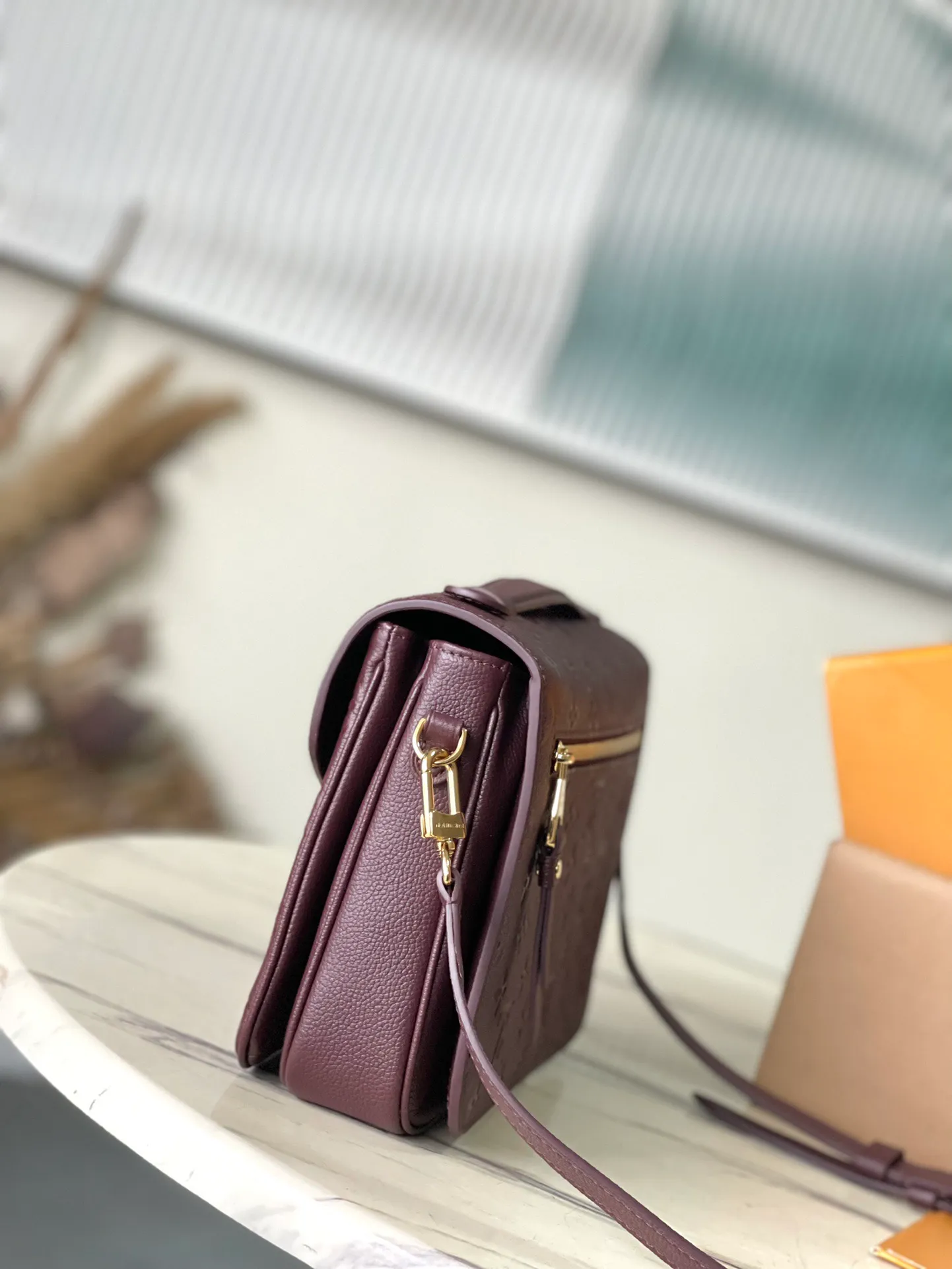 💰1040 (top layer leather) top original order M46613 supports counter inspection. The photos taken of duty-free goods are consistent with the product without opening the packaging. This product is an exclusive duty-free product in the market and is the highest-end product. Inspection is supported. This product has passed strict inspection and is flawless. Please wear gloves when touching the product. This product is not returnable or exchangeable. Please confirm the product first and then remove the label on the handle. This product is temporarily not open to the public, only for regular customers, and is in short supply. Dimensions: 25 x 19 x 7 cm