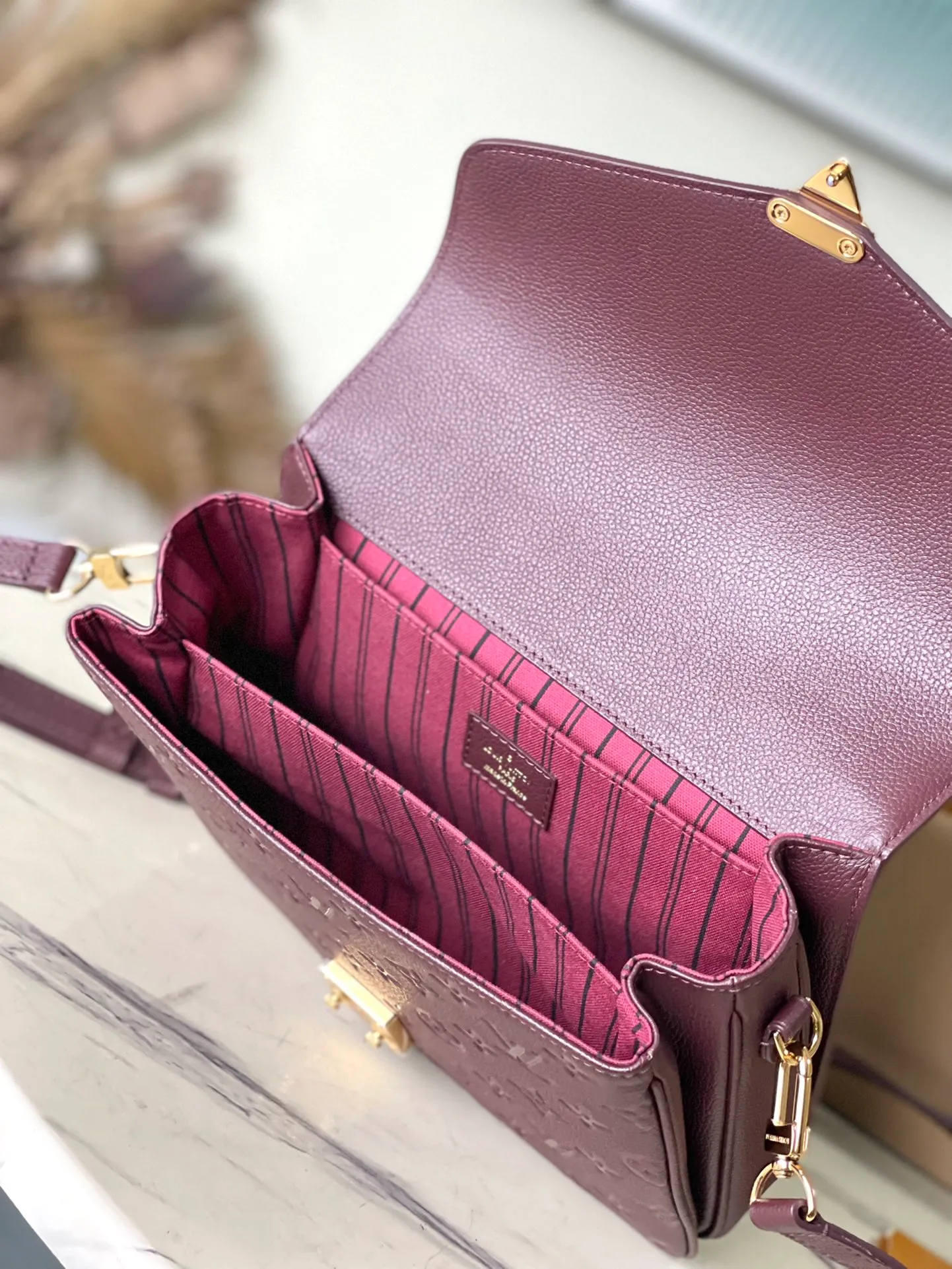 💰1040 (top layer leather) top original order M46613 supports counter inspection. The photos taken of duty-free goods are consistent with the product without opening the packaging. This product is an exclusive duty-free product in the market and is the highest-end product. Inspection is supported. This product has passed strict inspection and is flawless. Please wear gloves when touching the product. This product is not returnable or exchangeable. Please confirm the product first and then remove the label on the handle. This product is temporarily not open to the public, only for regular customers, and is in short supply. Dimensions: 25 x 19 x 7 cm