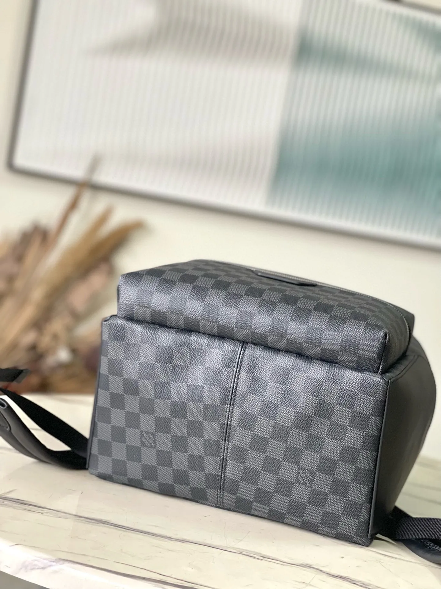 💰960 Top Original N40514 Black Check This Discovery small backpack is made of Monogram Eclipse canvas and continues its flexible functionality in a more compact configuration. Exterior pockets, zippered front pockets, and open side pockets provide easy access, while interior pockets keep things organized. Dimensions: 29 x 38 x 20 cm