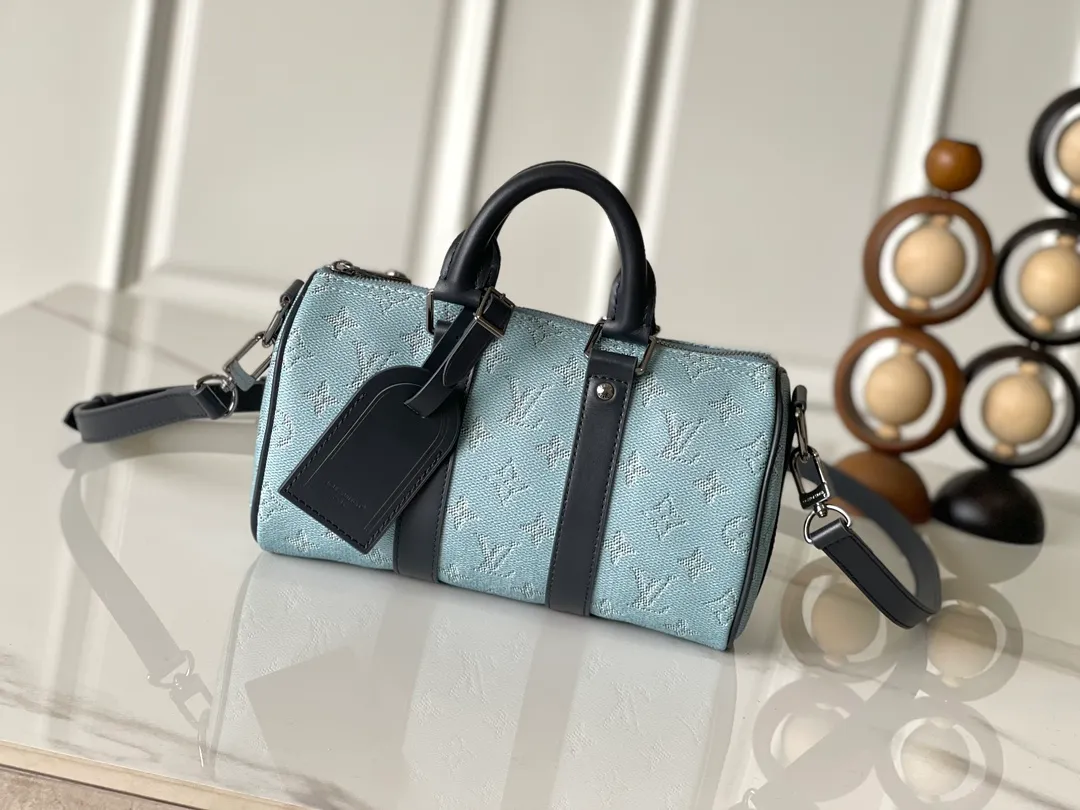 💰960 Top original model M14837 blue [163c01 transcoding chip] M15076 white Top original model Dynamic transcoding Keepall Bandoulière 25 handbag condenses the classic Keepall travel bag design, using Monogram Surfin’ canvas created by Pharrell Williams to interpret urban style. The complex pattern combines colorful summer elements with a tropical and retro feel. The detachable shoulder strap and rolled leather handle allow for multiple carrying methods. 25,0