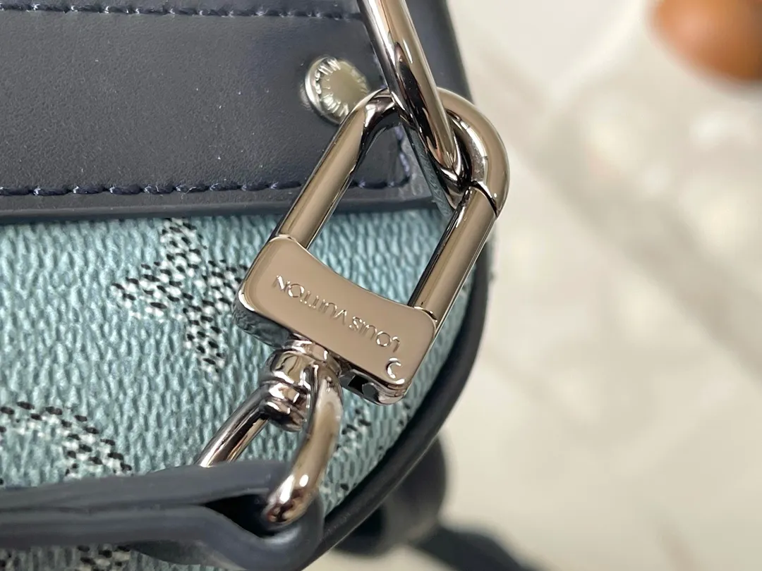 💰960 Top original model M14837 blue [163c01 transcoding chip] M15076 white Top original model Dynamic transcoding Keepall Bandoulière 25 handbag condenses the classic Keepall travel bag design, using Monogram Surfin’ canvas created by Pharrell Williams to interpret urban style. The complex pattern combines colorful summer elements with a tropical and retro feel. The detachable shoulder strap and rolled leather handle allow for multiple carrying methods. 25,0