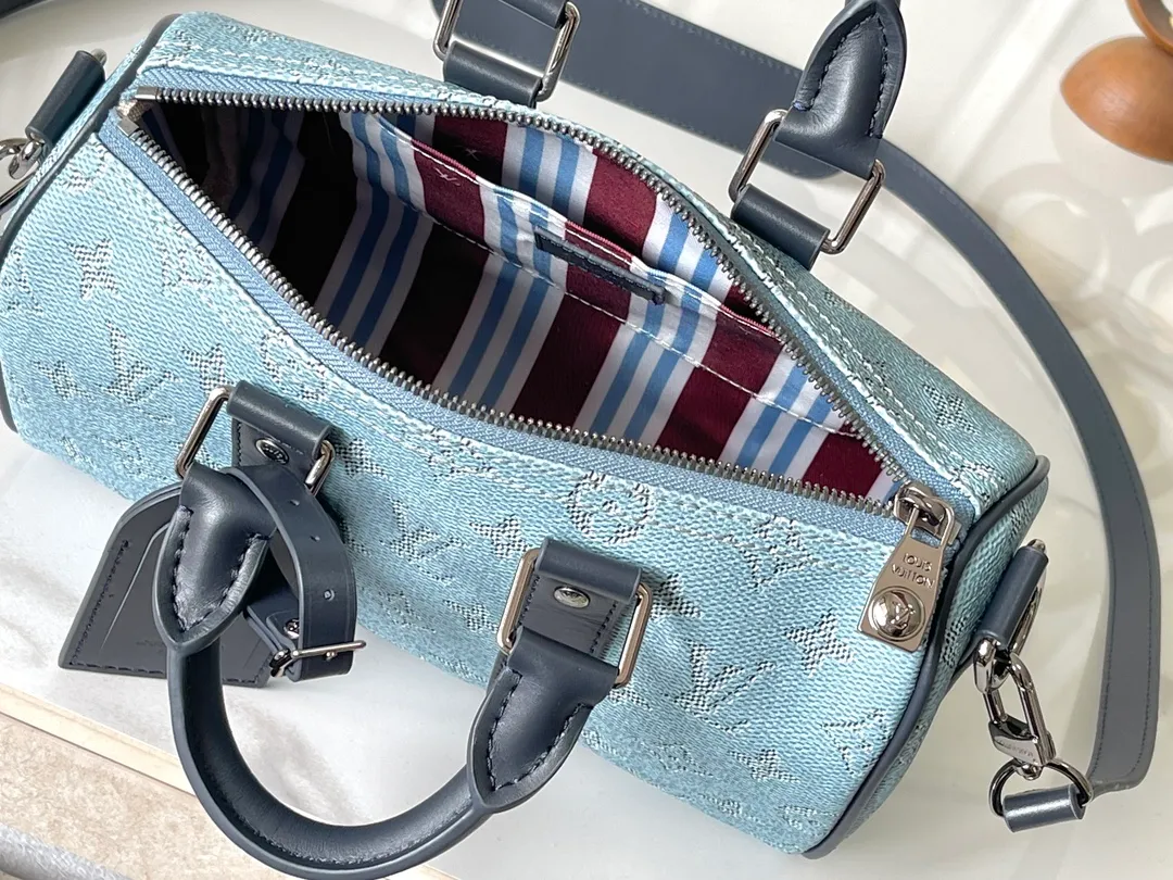 💰960 Top original model M14837 blue [163c01 transcoding chip] M15076 white Top original model Dynamic transcoding Keepall Bandoulière 25 handbag condenses the classic Keepall travel bag design, using Monogram Surfin’ canvas created by Pharrell Williams to interpret urban style. The complex pattern combines colorful summer elements with a tropical and retro feel. The detachable shoulder strap and rolled leather handle allow for multiple carrying methods. 25,0