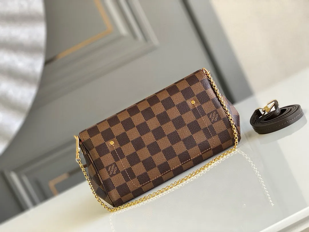 💰600 Top original item N41276 FAVORITE MM This Favorite MM handbag is the darling of fashionable women. It is sewn with geometric-style Damier Ebene canvas and is suitable for morning and evening occasions. The bag can be used as a clutch, or can be carried as a short shoulder bag using the gold chain strap, while the leather shoulder strap can be easily carried cross-body. An engraved metal plaque on the front conceals a clever magnetic closure for safe access. Details 24x 14x 4 cm (length x height x width) Damier Ebene coated canvas Natural cowhide leather trim Textile lining Gold-tone hardware Magnetic flap closure Internal patch pocket Shoulder strap: Non-detachable, not adjustable Strap height: 52.0 cm Chain strap: Detachable Chain strap vertical height: 17.0 cm