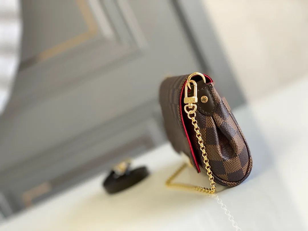 💰600 Top original item N41276 FAVORITE MM This Favorite MM handbag is the darling of fashionable women. It is sewn with geometric-style Damier Ebene canvas and is suitable for morning and evening occasions. The bag can be used as a clutch, or can be carried as a short shoulder bag using the gold chain strap, while the leather shoulder strap can be easily carried cross-body. An engraved metal plaque on the front conceals a clever magnetic closure for safe access. Details 24x 14x 4 cm (length x height x width) Damier Ebene coated canvas Natural cowhide leather trim Textile lining Gold-tone hardware Magnetic flap closure Internal patch pocket Shoulder strap: Non-detachable, not adjustable Strap height: 52.0 cm Chain strap: Detachable Chain strap vertical height: 17.0 cm