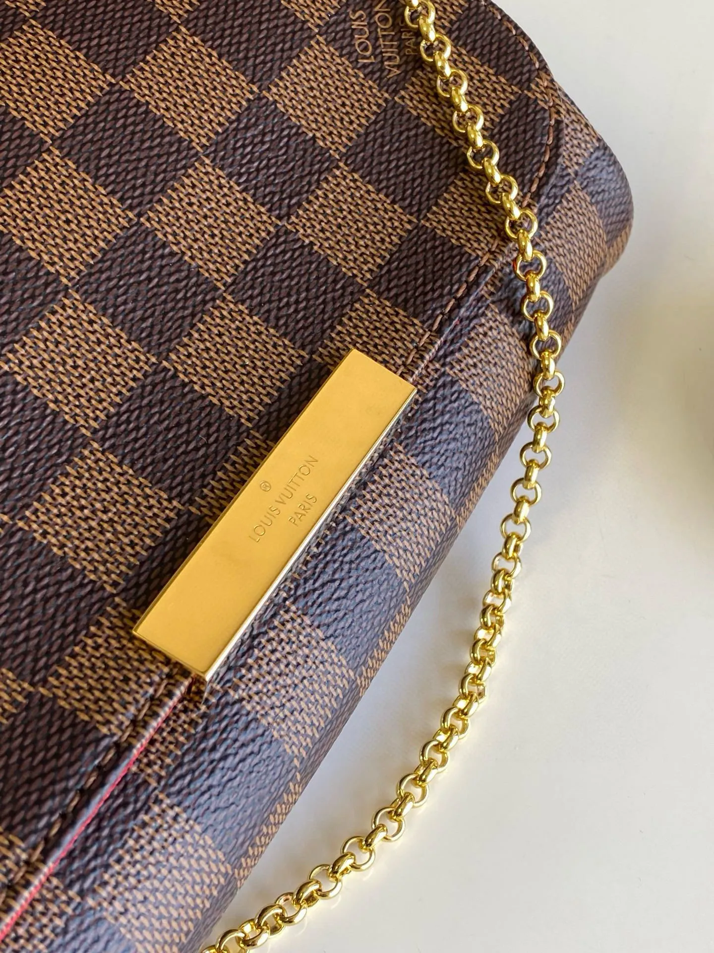 💰600 Top original item N41276 FAVORITE MM This Favorite MM handbag is the darling of fashionable women. It is sewn with geometric-style Damier Ebene canvas and is suitable for morning and evening occasions. The bag can be used as a clutch, or can be carried as a short shoulder bag using the gold chain strap, while the leather shoulder strap can be easily carried cross-body. An engraved metal plaque on the front conceals a clever magnetic closure for safe access. Details 24x 14x 4 cm (length x height x width) Damier Ebene coated canvas Natural cowhide leather trim Textile lining Gold-tone hardware Magnetic flap closure Internal patch pocket Shoulder strap: Non-detachable, not adjustable Strap height: 52.0 cm Chain strap: Detachable Chain strap vertical height: 17.0 cm