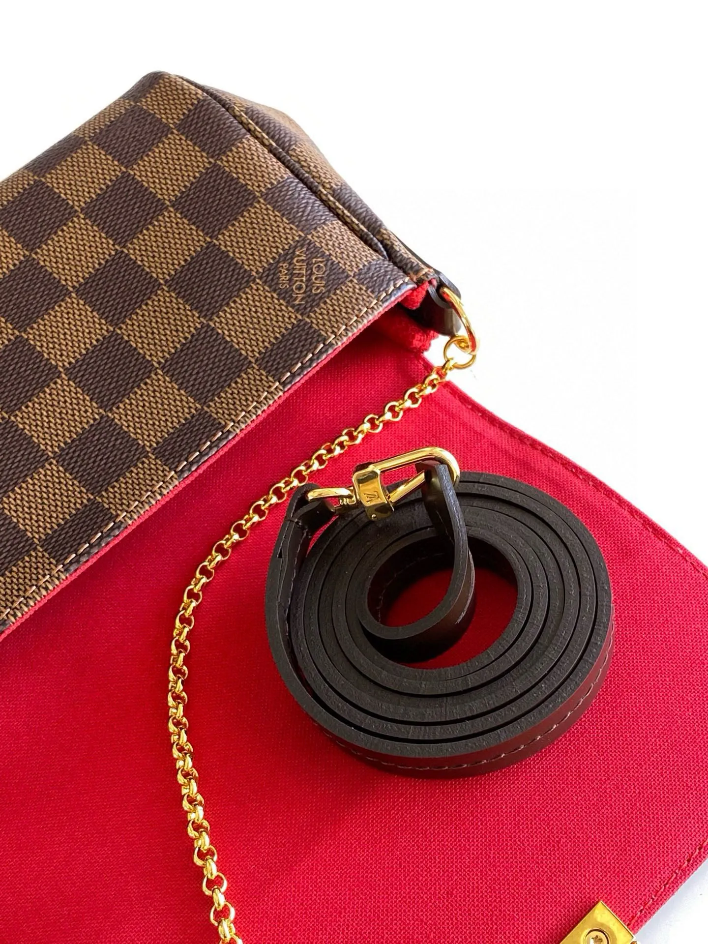 💰600 Top original item N41276 FAVORITE MM This Favorite MM handbag is the darling of fashionable women. It is sewn with geometric-style Damier Ebene canvas and is suitable for morning and evening occasions. The bag can be used as a clutch, or can be carried as a short shoulder bag using the gold chain strap, while the leather shoulder strap can be easily carried cross-body. An engraved metal plaque on the front conceals a clever magnetic closure for safe access. Details 24x 14x 4 cm (length x height x width) Damier Ebene coated canvas Natural cowhide leather trim Textile lining Gold-tone hardware Magnetic flap closure Internal patch pocket Shoulder strap: Non-detachable, not adjustable Strap height: 52.0 cm Chain strap: Detachable Chain strap vertical height: 17.0 cm