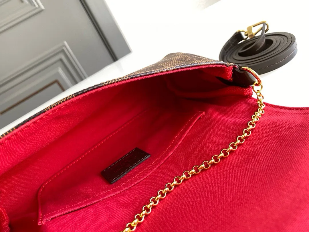 💰600 Top original item N41276 FAVORITE MM This Favorite MM handbag is the darling of fashionable women. It is sewn with geometric-style Damier Ebene canvas and is suitable for morning and evening occasions. The bag can be used as a clutch, or can be carried as a short shoulder bag using the gold chain strap, while the leather shoulder strap can be easily carried cross-body. An engraved metal plaque on the front conceals a clever magnetic closure for safe access. Details 24x 14x 4 cm (length x height x width) Damier Ebene coated canvas Natural cowhide leather trim Textile lining Gold-tone hardware Magnetic flap closure Internal patch pocket Shoulder strap: Non-detachable, not adjustable Strap height: 52.0 cm Chain strap: Detachable Chain strap vertical height: 17.0 cm