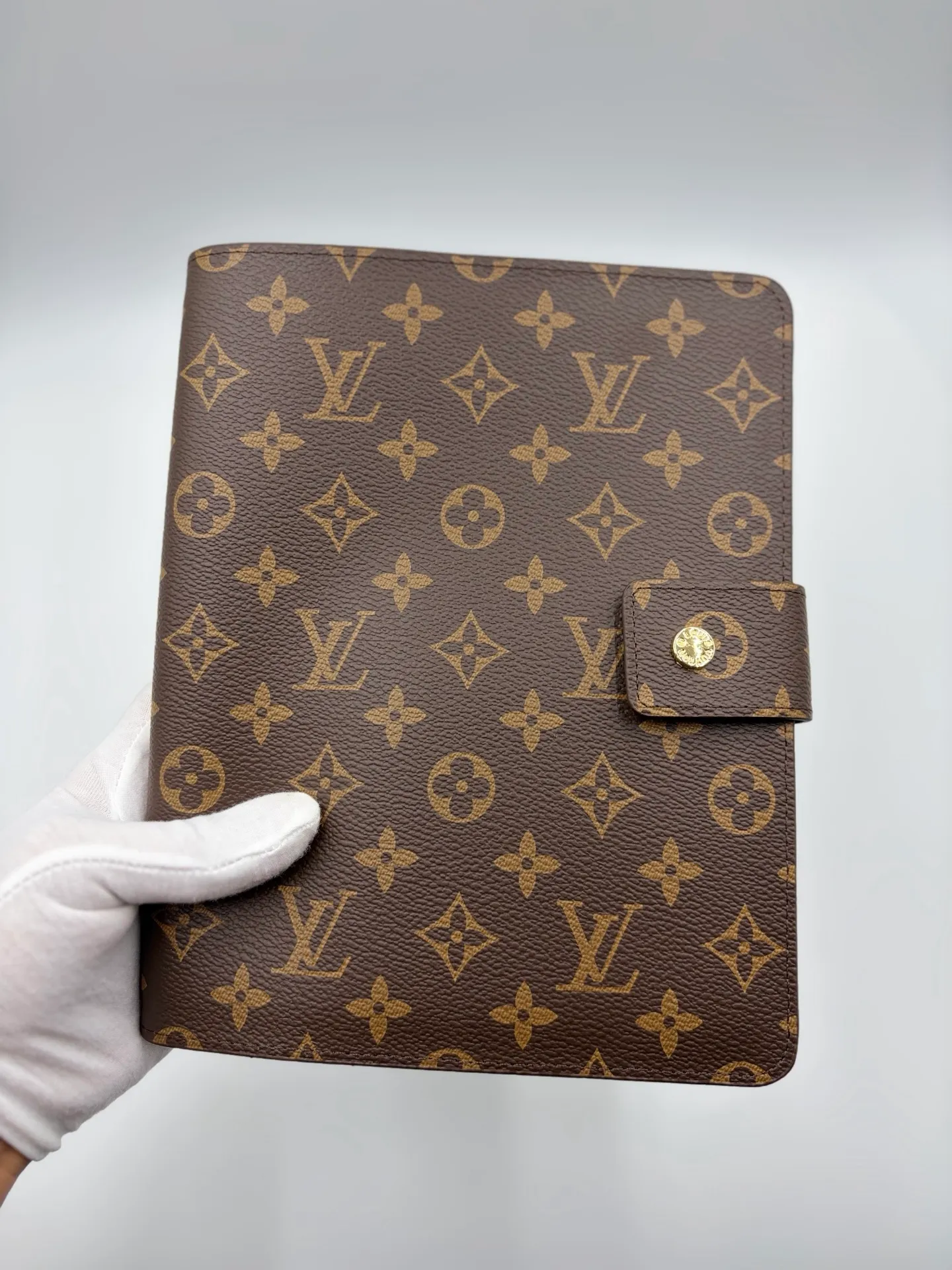 2026 hot model shipped, model M20002❤️This small notepad cover is made of Monogram canvas, can hold three credit cards, and can also be used as an address book, notebook or calendar. 18 x 23 cm (Length x Height) - Epi leather embossed with delicate LV initials and interlaced textured leather lining - Button closure - Six-ring binder with three rings in a set, six credit card slots and two internal compartments - Notepad insert available separately 👉