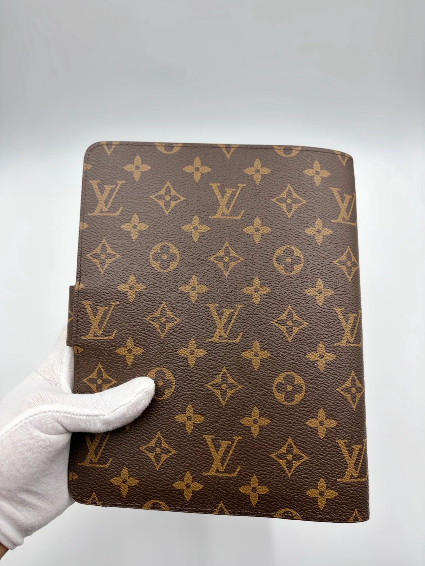 2026 hot model shipped, model M20002❤️This small notepad cover is made of Monogram canvas, can hold three credit cards, and can also be used as an address book, notebook or calendar. 18 x 23 cm (Length x Height) - Epi leather embossed with delicate LV initials and interlaced textured leather lining - Button closure - Six-ring binder with three rings in a set, six credit card slots and two internal compartments - Notepad insert available separately 👉
