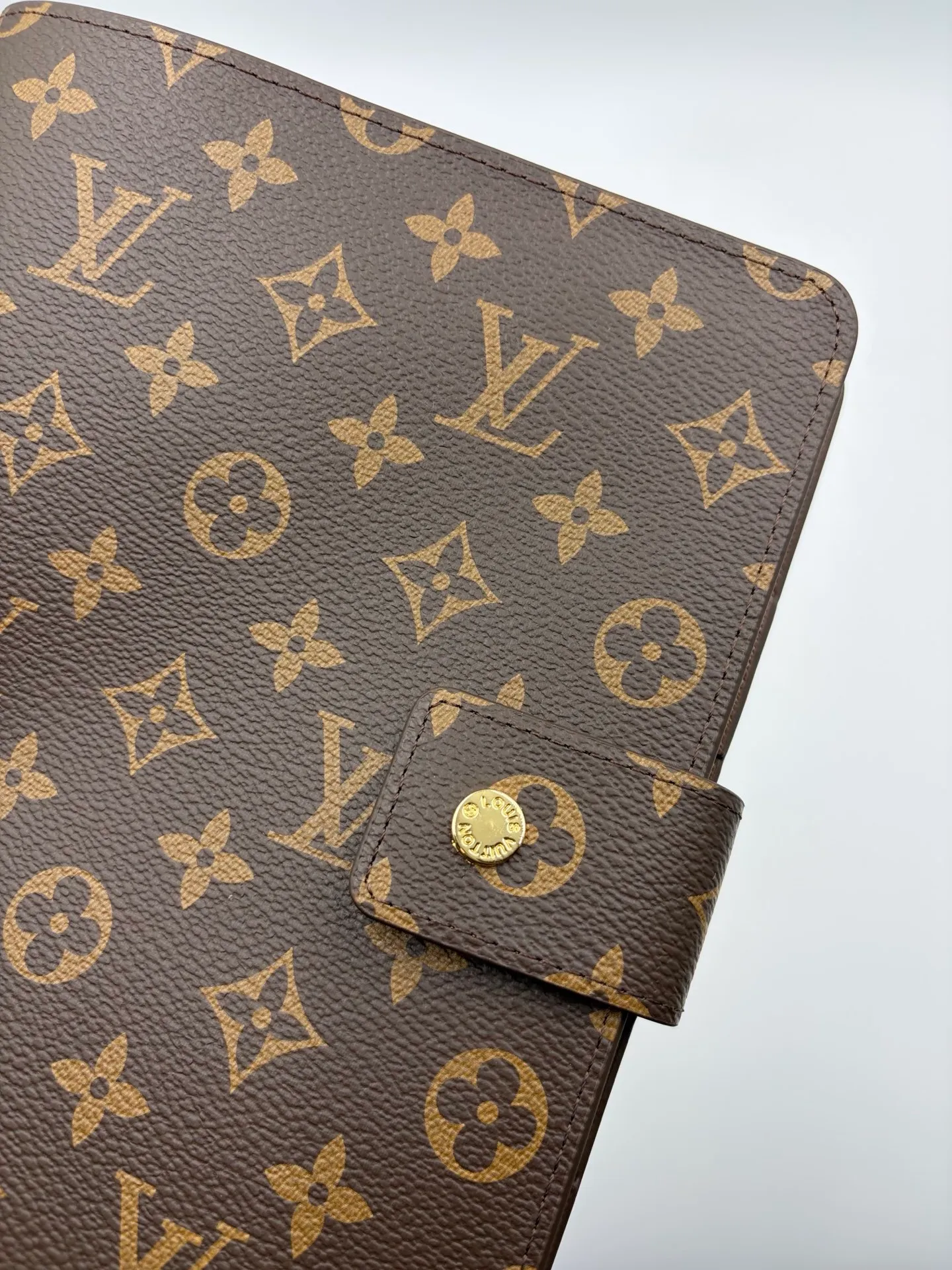 2026 hot model shipped, model M20002❤️This small notepad cover is made of Monogram canvas, can hold three credit cards, and can also be used as an address book, notebook or calendar. 18 x 23 cm (Length x Height) - Epi leather embossed with delicate LV initials and interlaced textured leather lining - Button closure - Six-ring binder with three rings in a set, six credit card slots and two internal compartments - Notepad insert available separately 👉