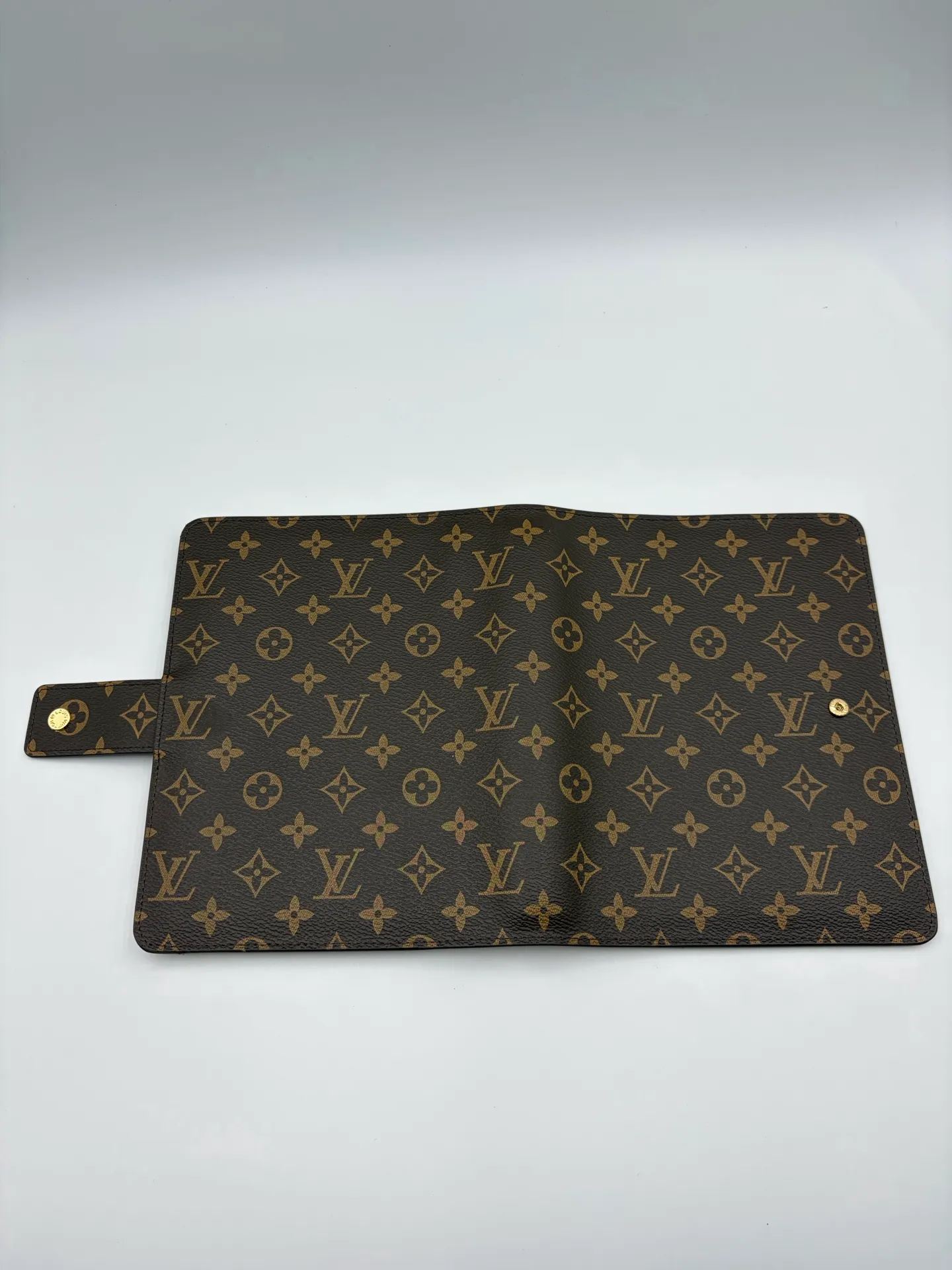 2026 hot model shipped, model M20002❤️This small notepad cover is made of Monogram canvas, can hold three credit cards, and can also be used as an address book, notebook or calendar. 18 x 23 cm (Length x Height) - Epi leather embossed with delicate LV initials and interlaced textured leather lining - Button closure - Six-ring binder with three rings in a set, six credit card slots and two internal compartments - Notepad insert available separately 👉