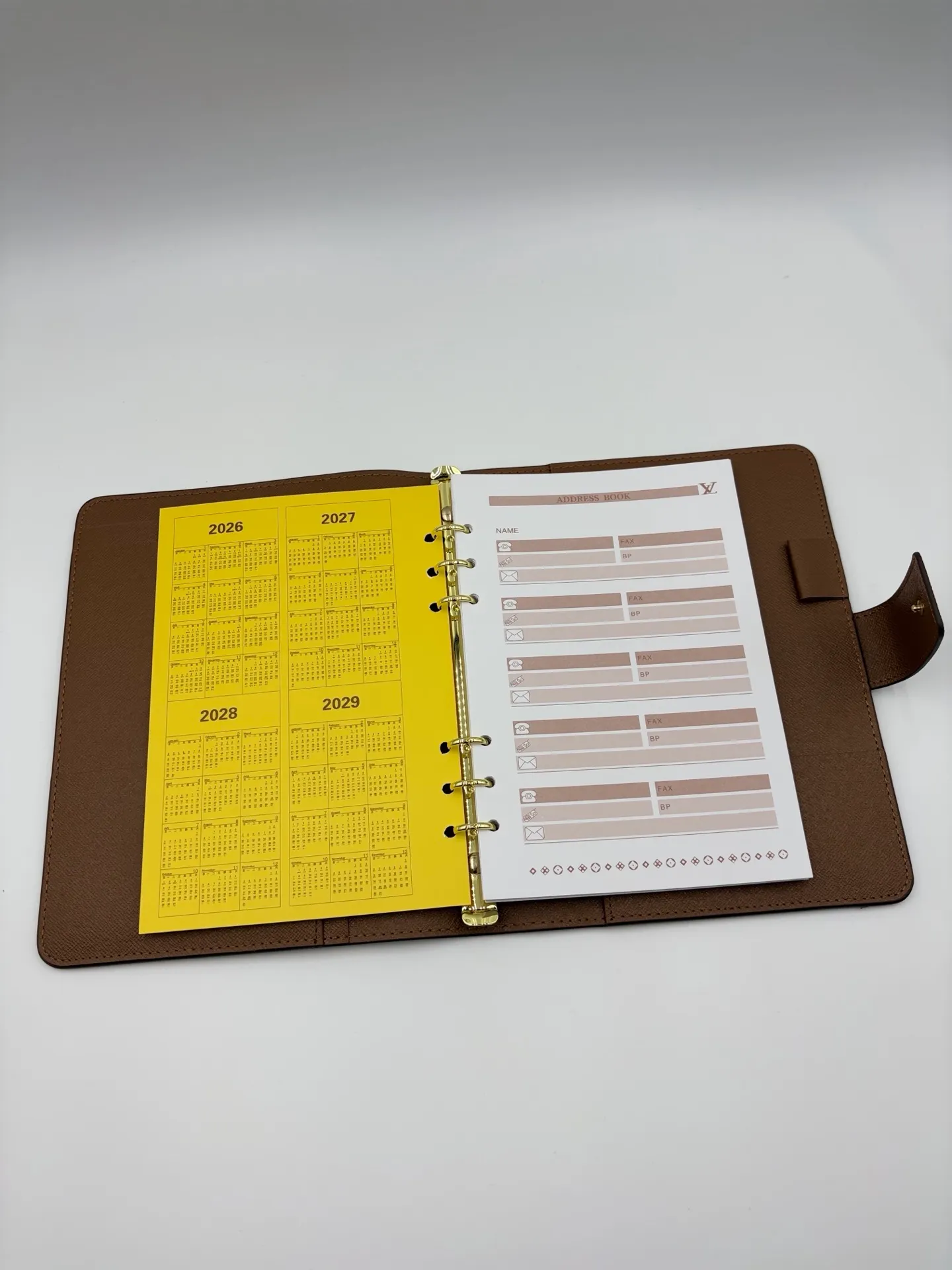 2026 hot model shipped, model M20002❤️This small notepad cover is made of Monogram canvas, can hold three credit cards, and can also be used as an address book, notebook or calendar. 18 x 23 cm (Length x Height) - Epi leather embossed with delicate LV initials and interlaced textured leather lining - Button closure - Six-ring binder with three rings in a set, six credit card slots and two internal compartments - Notepad insert available separately 👉