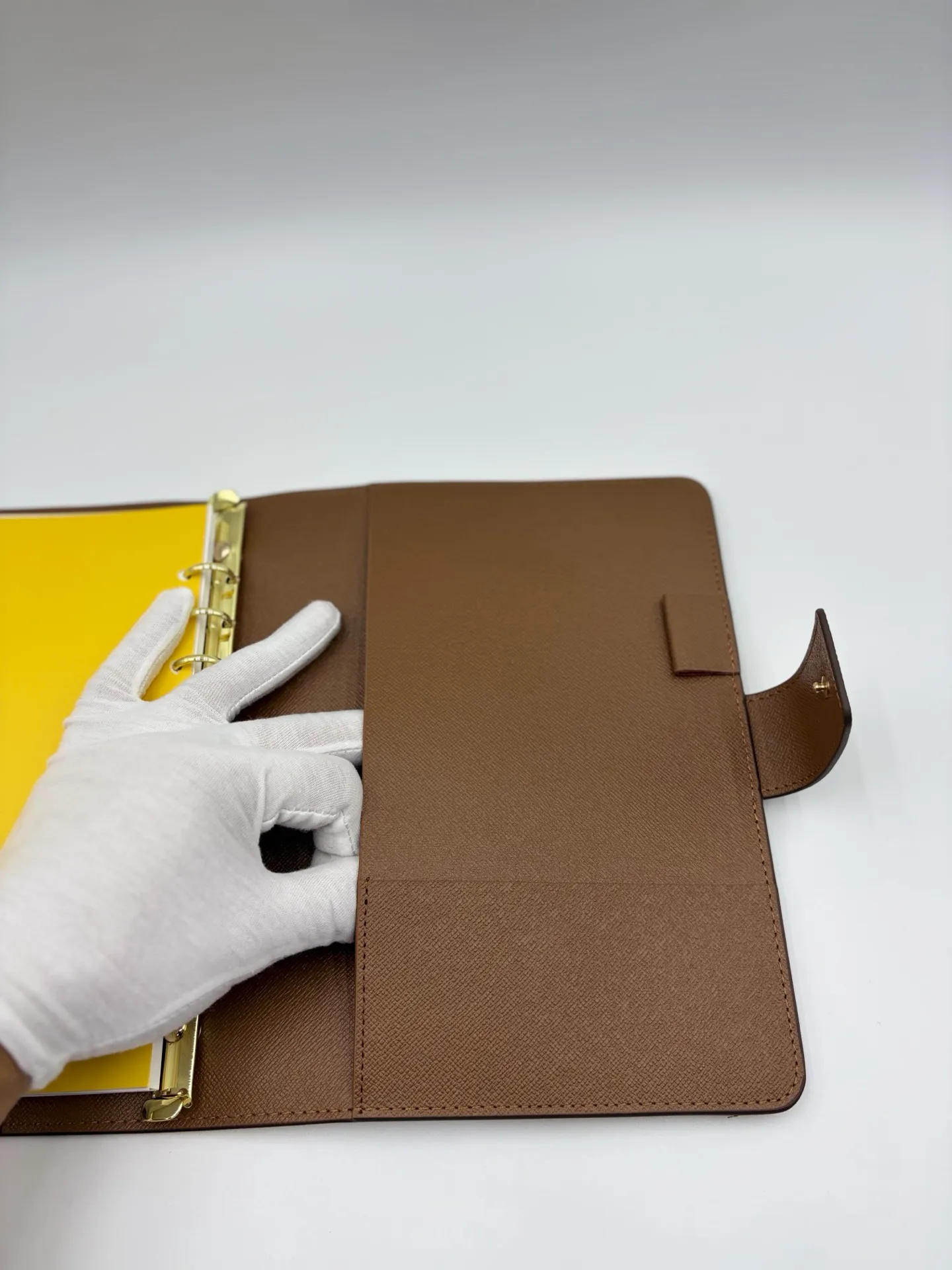 2026 hot model shipped, model M20002❤️This small notepad cover is made of Monogram canvas, can hold three credit cards, and can also be used as an address book, notebook or calendar. 18 x 23 cm (Length x Height) - Epi leather embossed with delicate LV initials and interlaced textured leather lining - Button closure - Six-ring binder with three rings in a set, six credit card slots and two internal compartments - Notepad insert available separately 👉