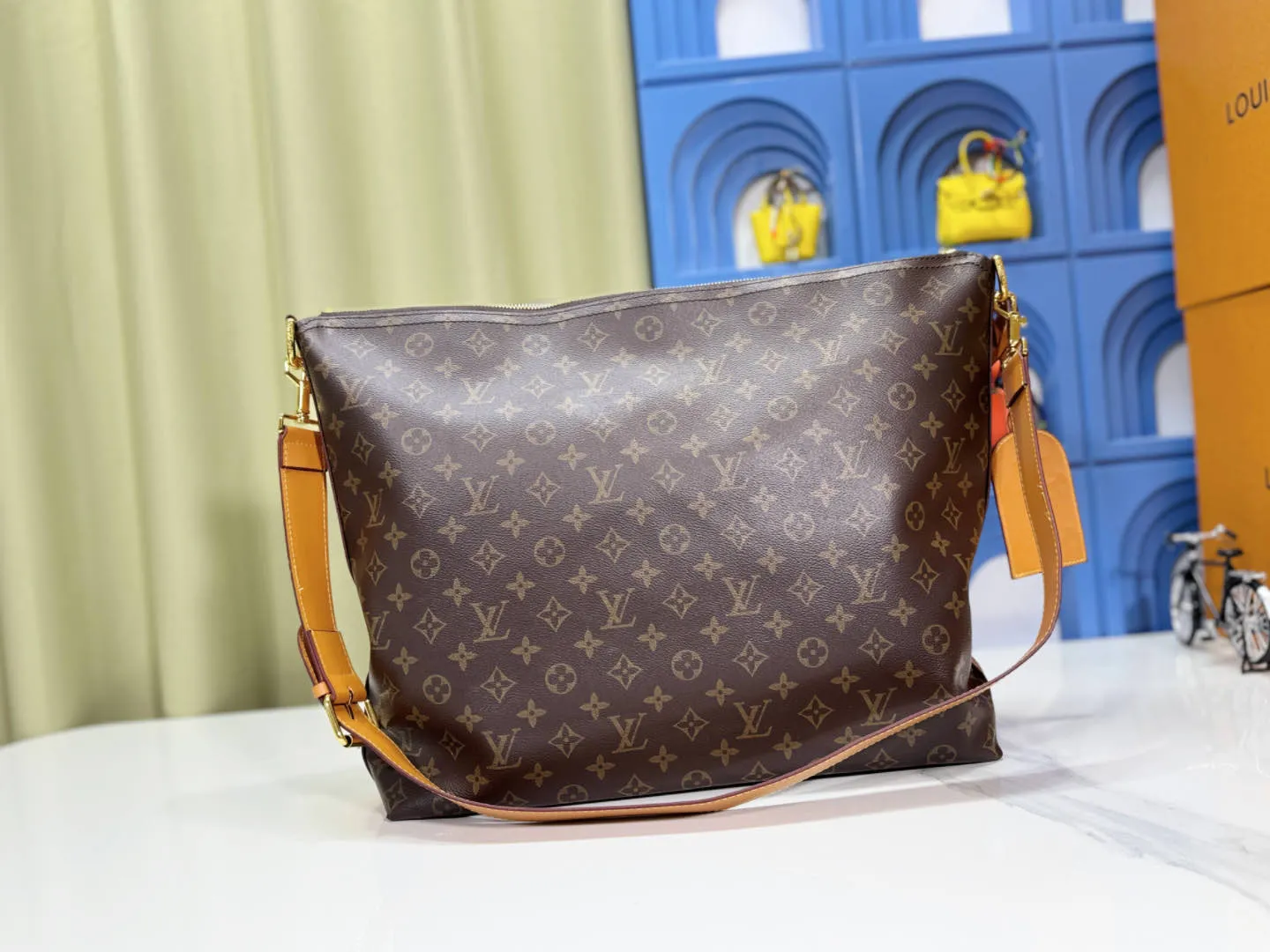P240 LV METIS handbag M14018 M13986 Smart, intelligent and meticulously crafted, Métis made of Monogram canvas fulfills its promise with its own attitude. With its emphasis on lines and silhouettes, the Métis handbag combines the versatility required of a modern handbag with the elegance and charm of Louis Vuitton's heritage. Two detachable shoulder straps, can be used to carry, carry or carry on the shoulder. Size 48x36x12cm,