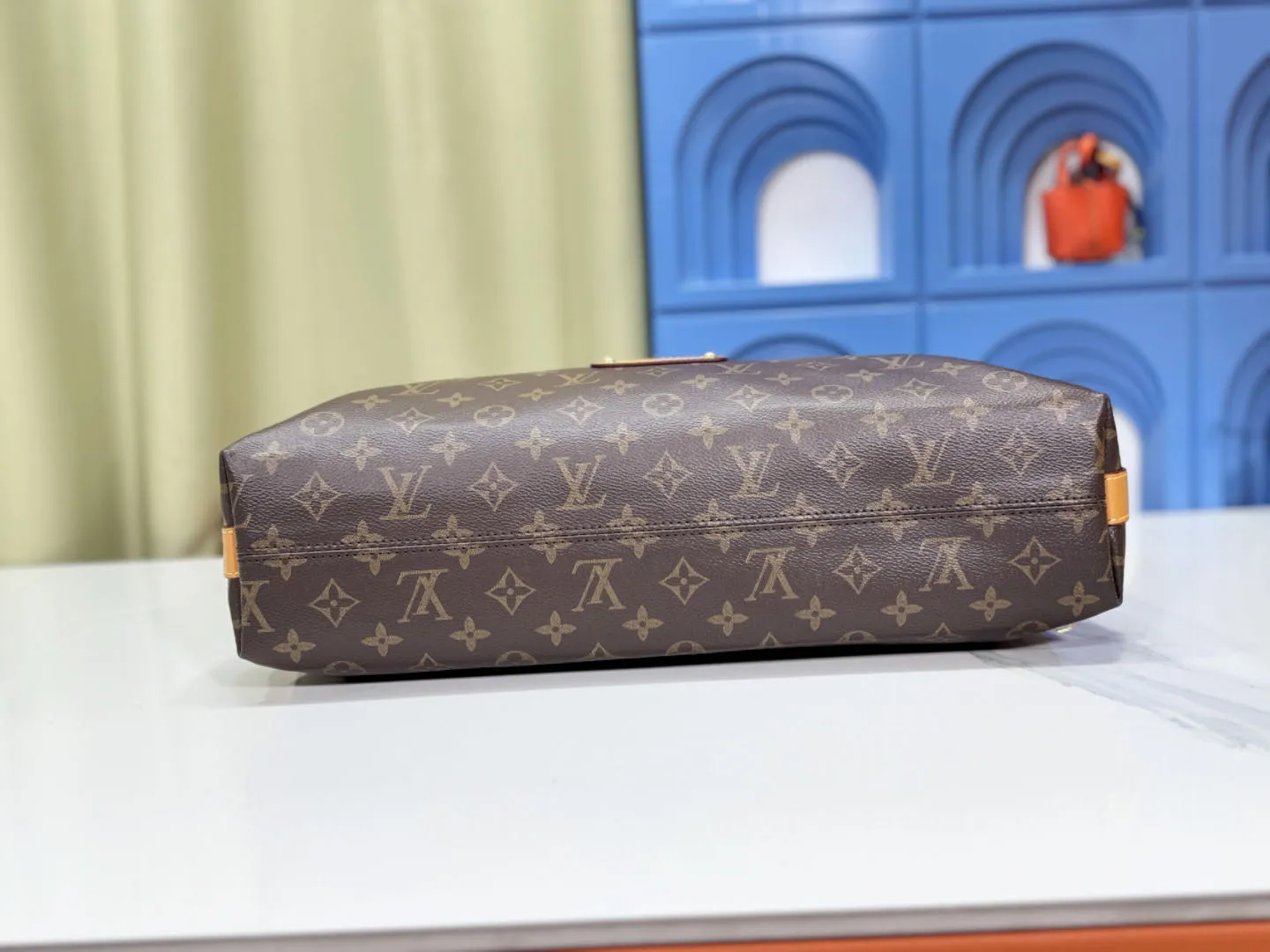 P240 LV METIS handbag M14018 M13986 Smart, intelligent and meticulously crafted, Métis made of Monogram canvas fulfills its promise with its own attitude. With its emphasis on lines and silhouettes, the Métis handbag combines the versatility required of a modern handbag with the elegance and charm of Louis Vuitton's heritage. Two detachable shoulder straps, can be used to carry, carry or carry on the shoulder. Size 48x36x12cm,