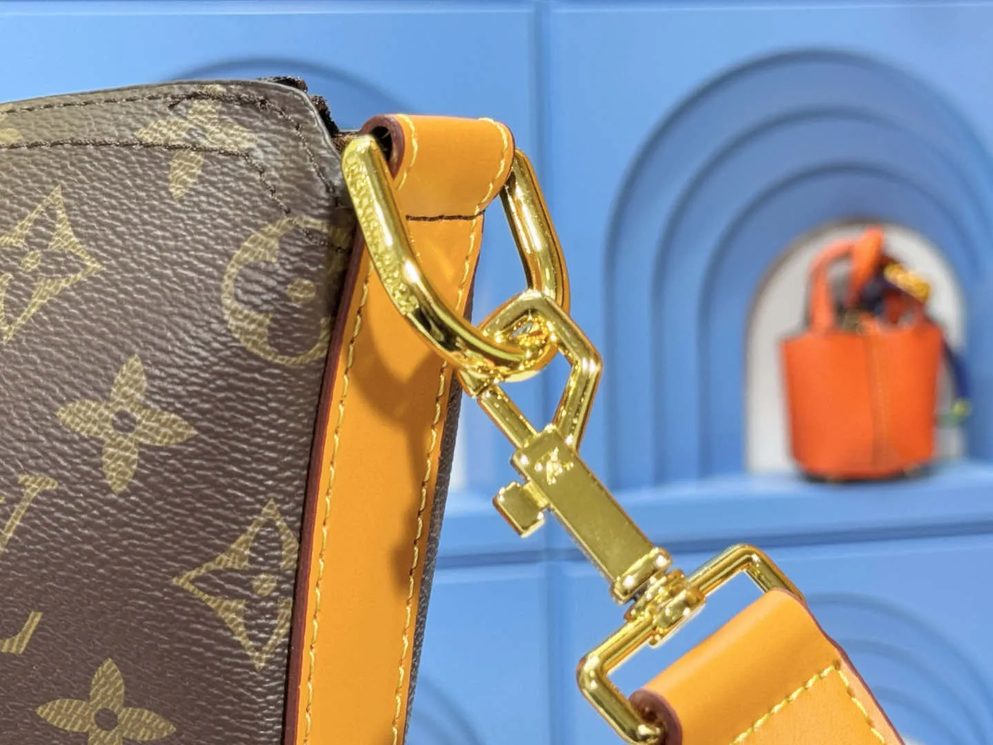 P240 LV METIS handbag M14018 M13986 Smart, intelligent and meticulously crafted, Métis made of Monogram canvas fulfills its promise with its own attitude. With its emphasis on lines and silhouettes, the Métis handbag combines the versatility required of a modern handbag with the elegance and charm of Louis Vuitton's heritage. Two detachable shoulder straps, can be used to carry, carry or carry on the shoulder. Size 48x36x12cm,