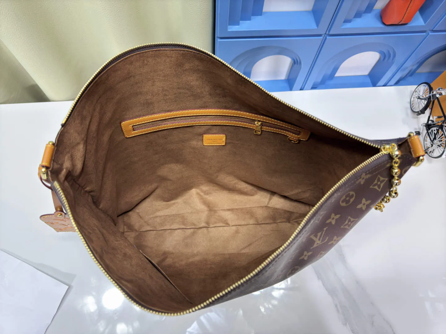 P240 LV METIS handbag M14018 M13986 Smart, intelligent and meticulously crafted, Métis made of Monogram canvas fulfills its promise with its own attitude. With its emphasis on lines and silhouettes, the Métis handbag combines the versatility required of a modern handbag with the elegance and charm of Louis Vuitton's heritage. Two detachable shoulder straps, can be used to carry, carry or carry on the shoulder. Size 48x36x12cm,
