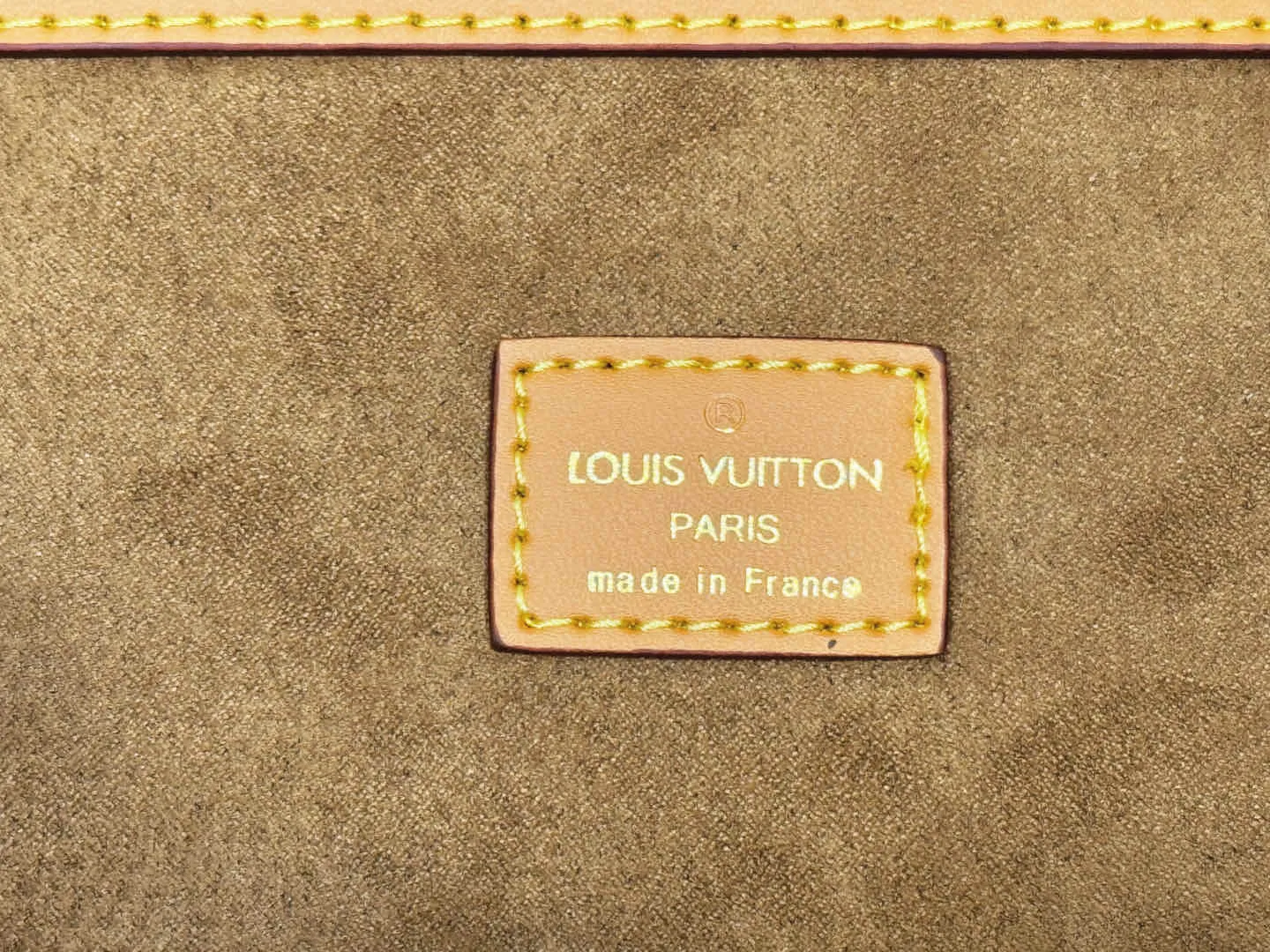 P240 LV METIS handbag M14018 M13986 Smart, intelligent and meticulously crafted, Métis made of Monogram canvas fulfills its promise with its own attitude. With its emphasis on lines and silhouettes, the Métis handbag combines the versatility required of a modern handbag with the elegance and charm of Louis Vuitton's heritage. Two detachable shoulder straps, can be used to carry, carry or carry on the shoulder. Size 48x36x12cm,