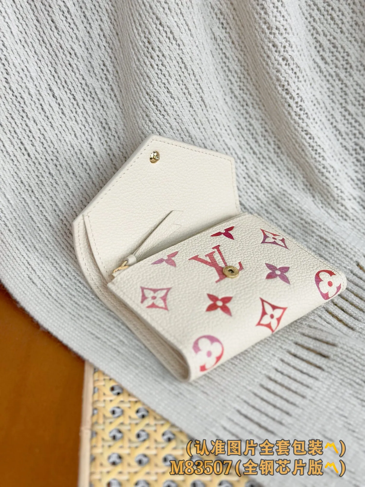 💰700 [Authentic grade] [Special grade MB all steel high elastic fabric] M83507 (〽️A grade all steel〽️) personalized customized version! (All made of imported cowhide materials, the leather feels very delicate🪡👍) Victorine wallet, this Victorine wallet is made of soft grained Monogram Empreinte embossed leather, embellished with Louis Vuitton's classic Monogram embossed pattern. Two-tone leather accentuates this pattern and adds sophistication to the overall design. The wallet is compact in size but has enough space for banknotes, change and credit cards. 12 x 9.5 x 2.5 cm (length x height x width).