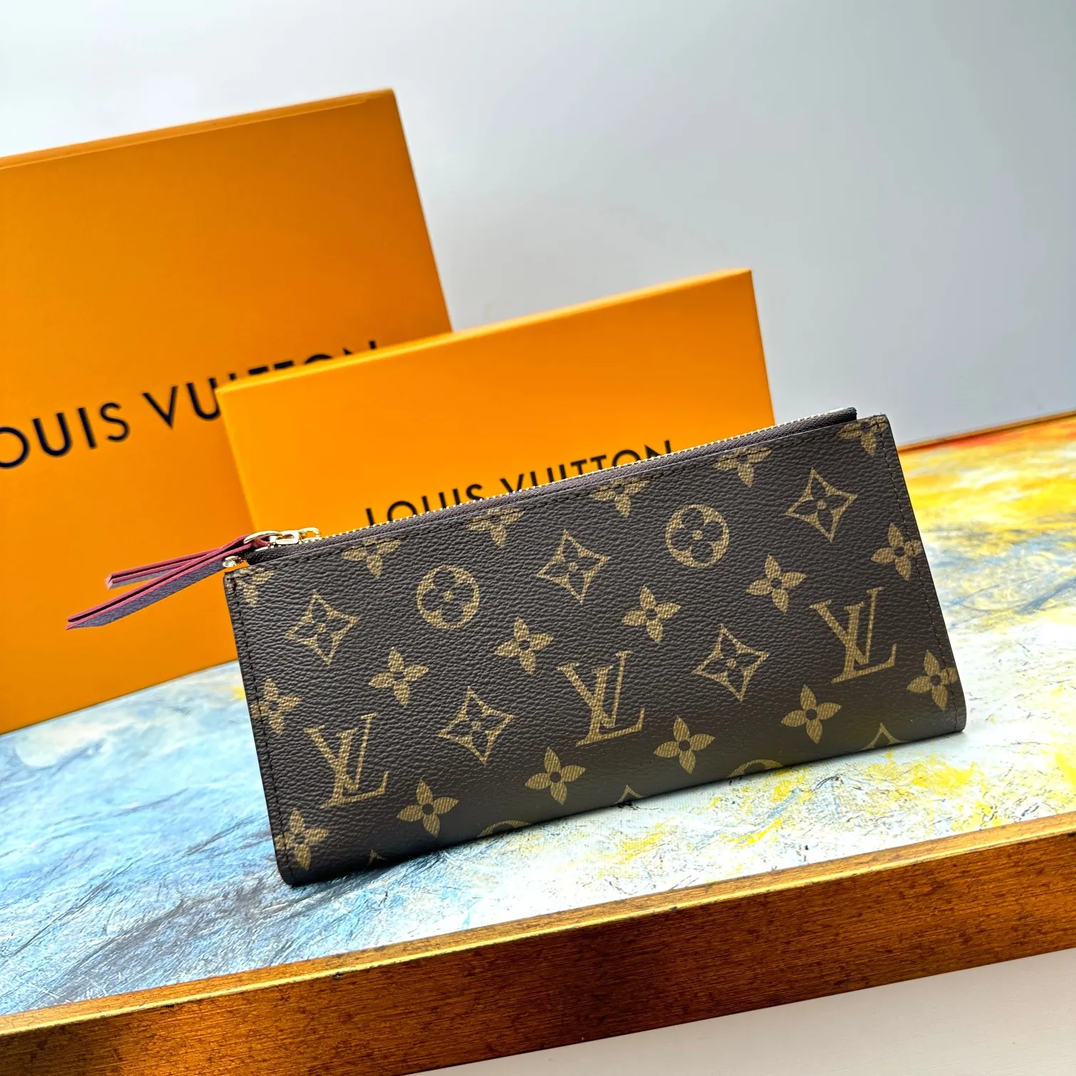 💰120 💎Top original version #Super practical, still popular# Official website synchronized version! Combining Louis Vuitton's classic Monogram canvas material with a bright colored leather lining, the stylish Adele wallet features a modern thin design, two leather zippers and a magnetic clasp for easy opening. It also works as a clutch. 12 credit card slots, 2 zippered compartments for coins or a smartphone, 2 flat interior pockets, embossed cowhide leather lining, shiny gold-tone hardware. ❤️Model: M61269 Size 21x9x2.