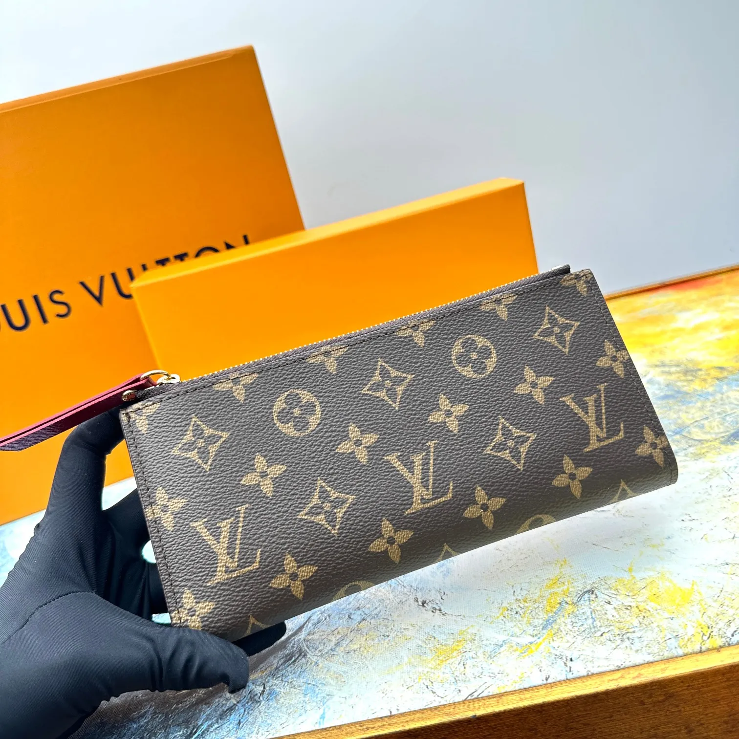 💰120 💎Top original version #Super practical, still popular# Official website synchronized version! Combining Louis Vuitton's classic Monogram canvas material with a bright colored leather lining, the stylish Adele wallet features a modern thin design, two leather zippers and a magnetic clasp for easy opening. It also works as a clutch. 12 credit card slots, 2 zippered compartments for coins or a smartphone, 2 flat interior pockets, embossed cowhide leather lining, shiny gold-tone hardware. ❤️Model: M61269 Size 21x9x2.