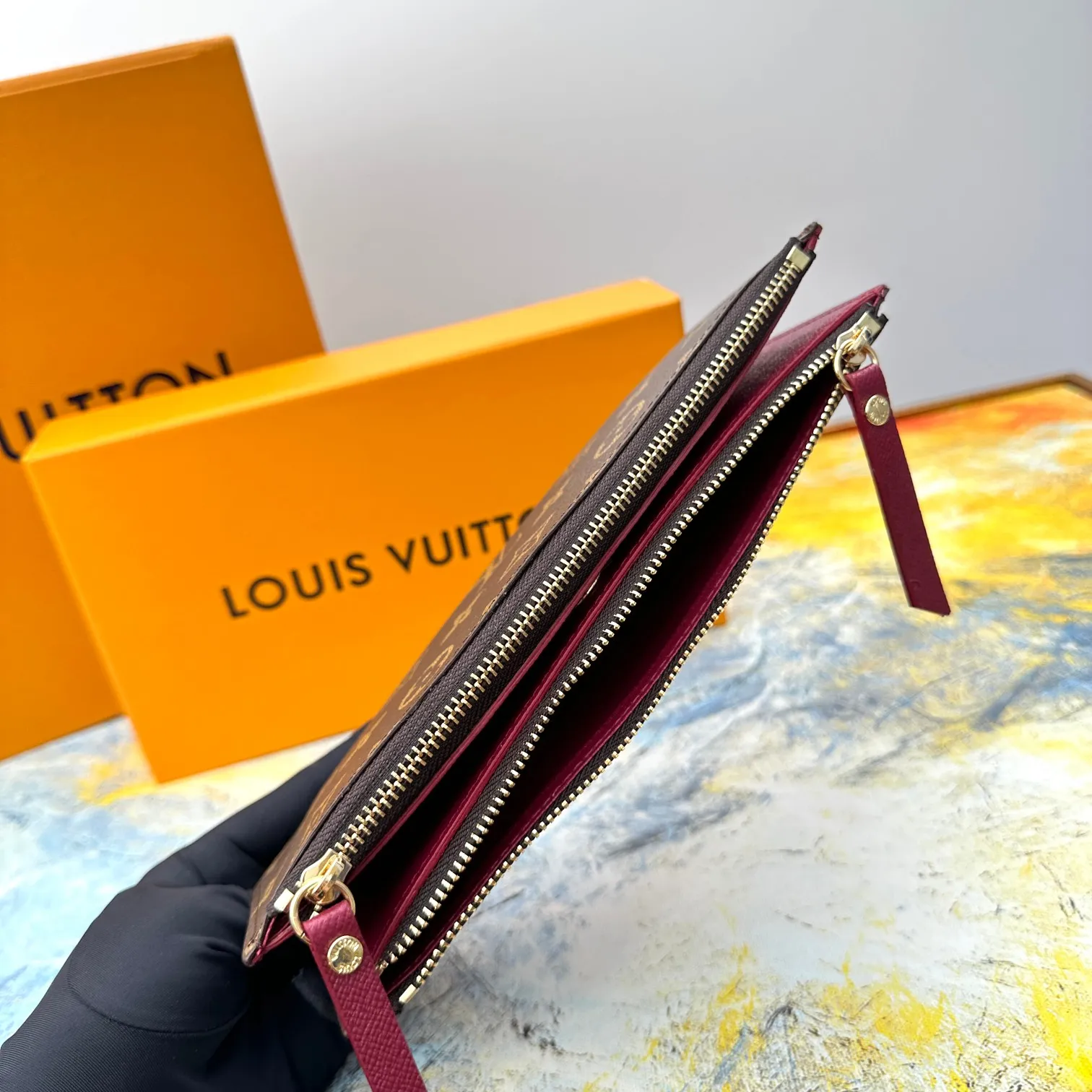 💰120 💎Top original version #Super practical, still popular# Official website synchronized version! Combining Louis Vuitton's classic Monogram canvas material with a bright colored leather lining, the stylish Adele wallet features a modern thin design, two leather zippers and a magnetic clasp for easy opening. It also works as a clutch. 12 credit card slots, 2 zippered compartments for coins or a smartphone, 2 flat interior pockets, embossed cowhide leather lining, shiny gold-tone hardware. ❤️Model: M61269 Size 21x9x2.