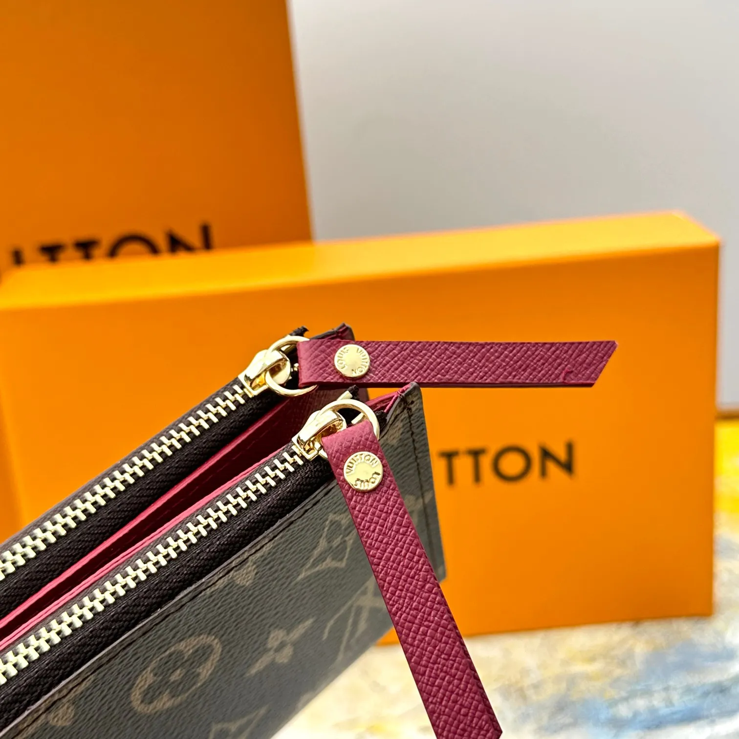 💰120 💎Top original version #Super practical, still popular# Official website synchronized version! Combining Louis Vuitton's classic Monogram canvas material with a bright colored leather lining, the stylish Adele wallet features a modern thin design, two leather zippers and a magnetic clasp for easy opening. It also works as a clutch. 12 credit card slots, 2 zippered compartments for coins or a smartphone, 2 flat interior pockets, embossed cowhide leather lining, shiny gold-tone hardware. ❤️Model: M61269 Size 21x9x2.